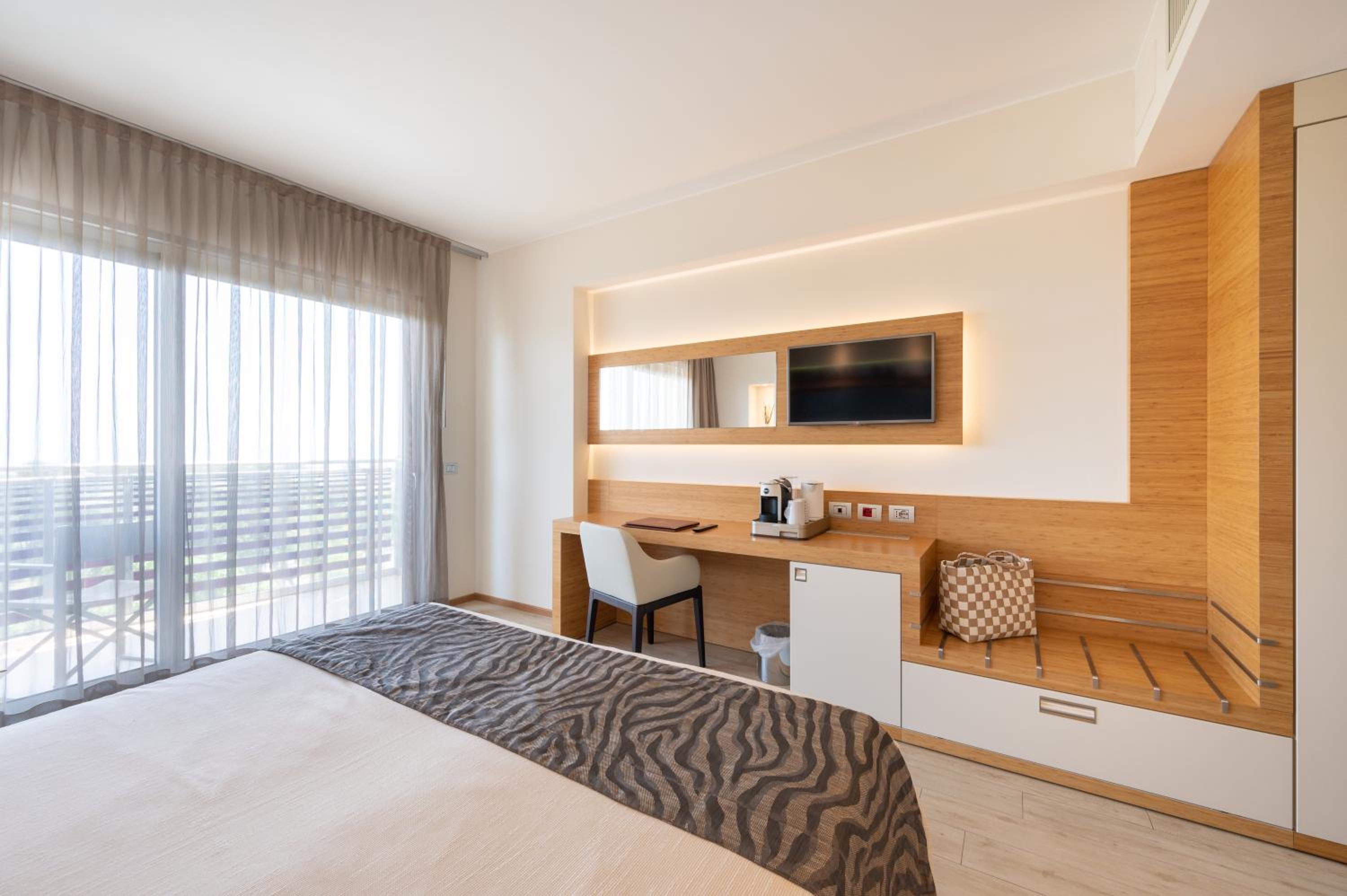 Standard Room with Balcony - Photo 24