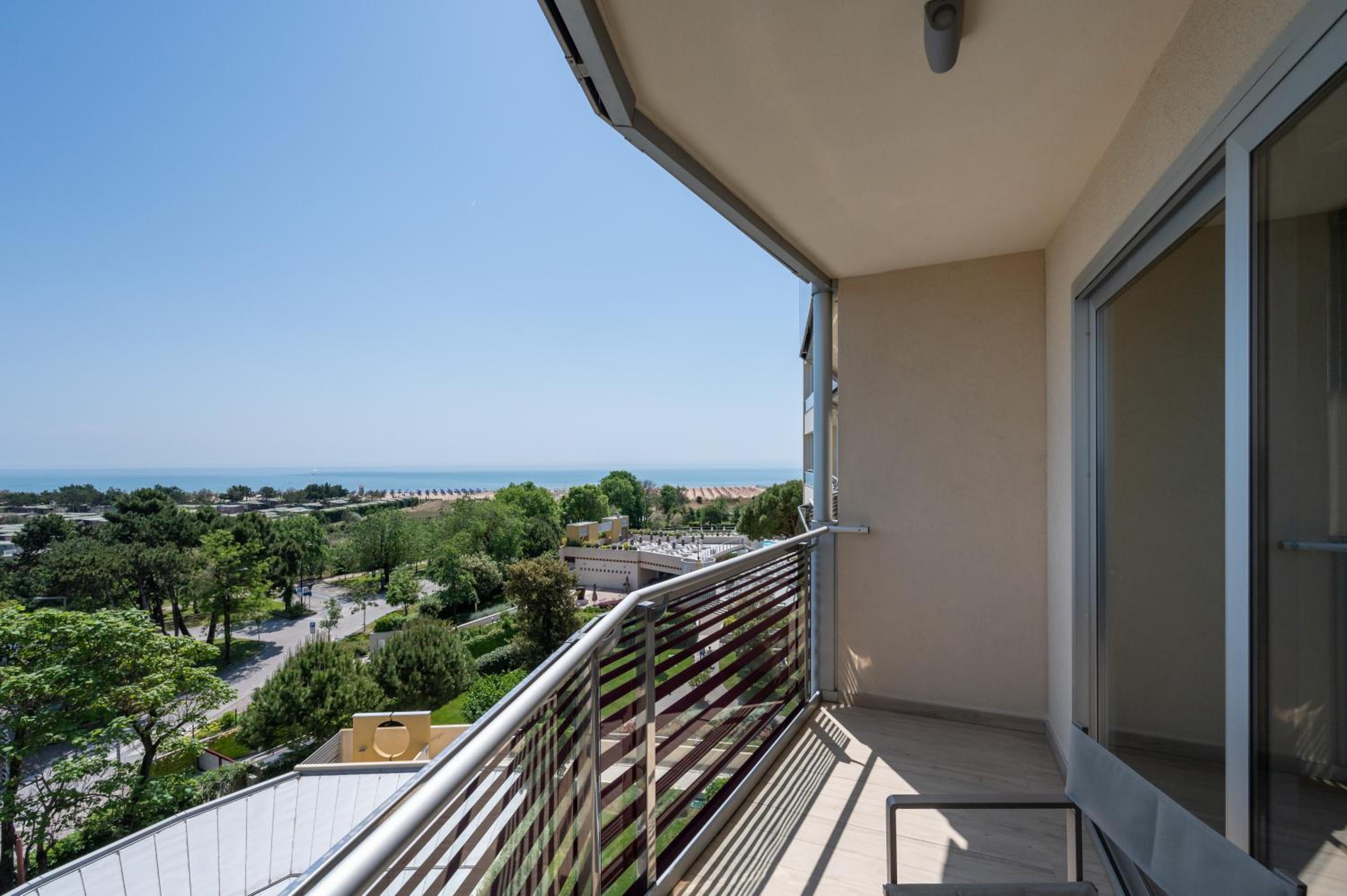 Standard Room with Balcony - Photo 9