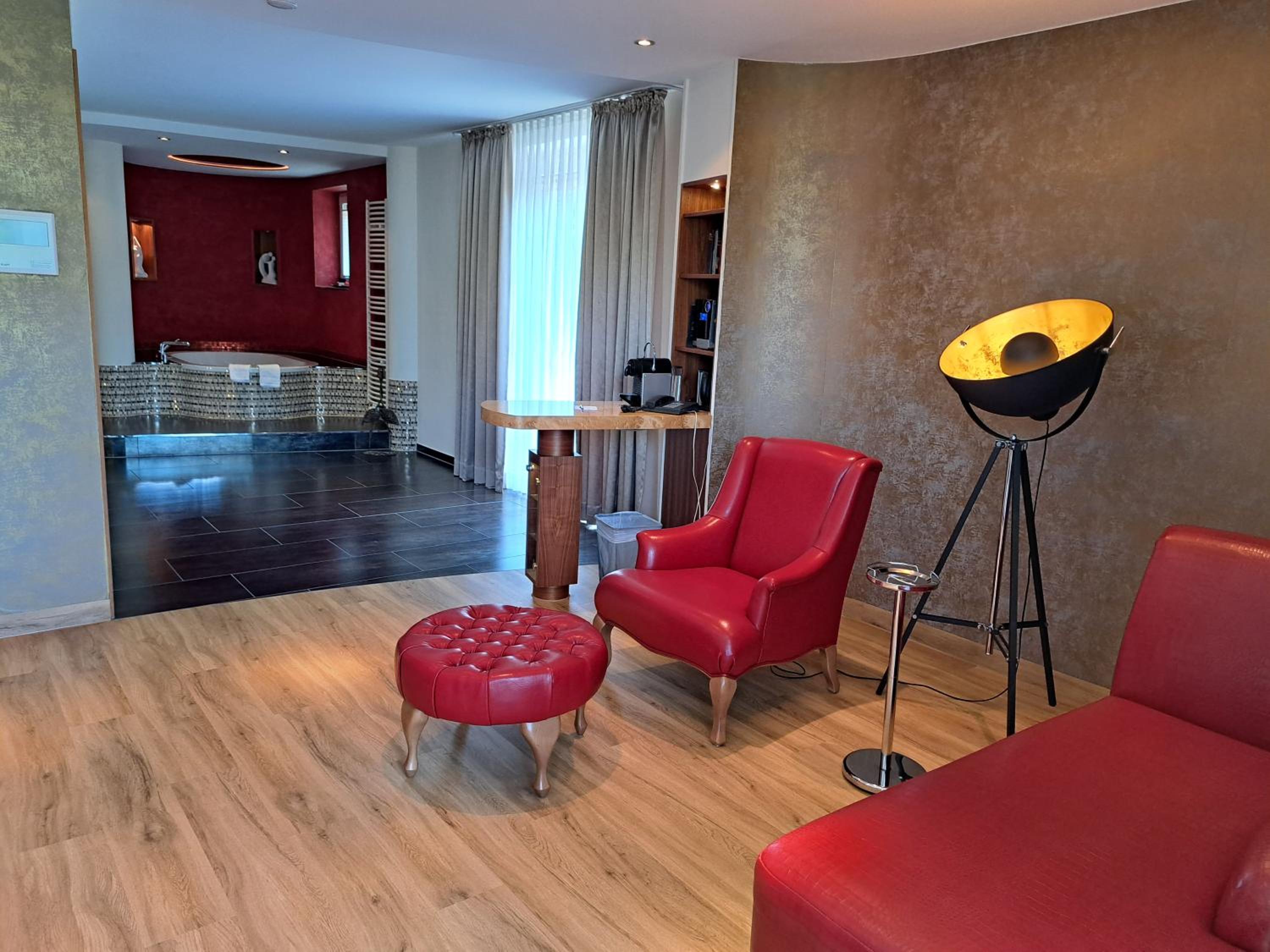 Luxury Suite with Spa Bath - Photo 11