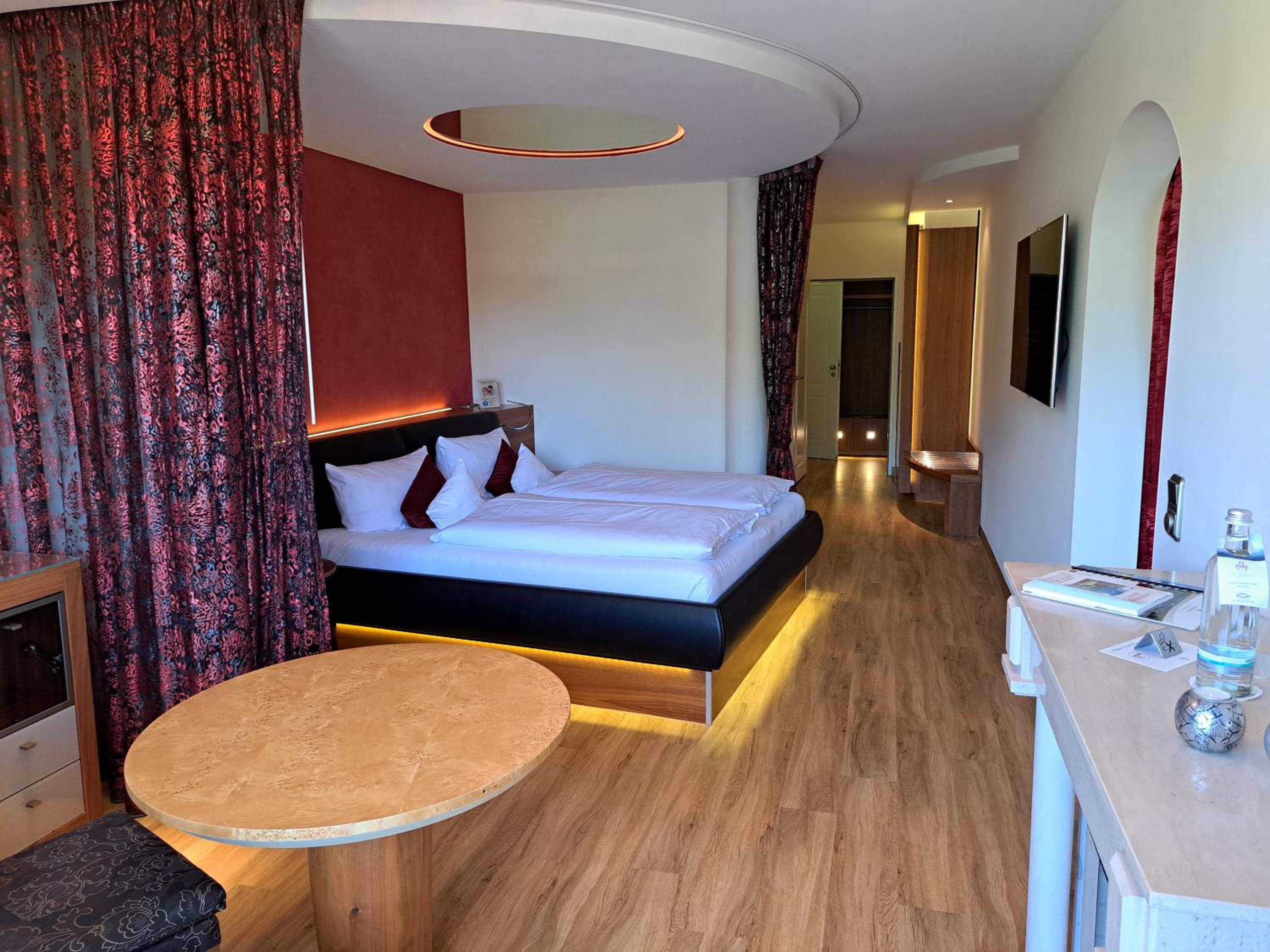 Luxury Suite with Spa Bath - Photo 8
