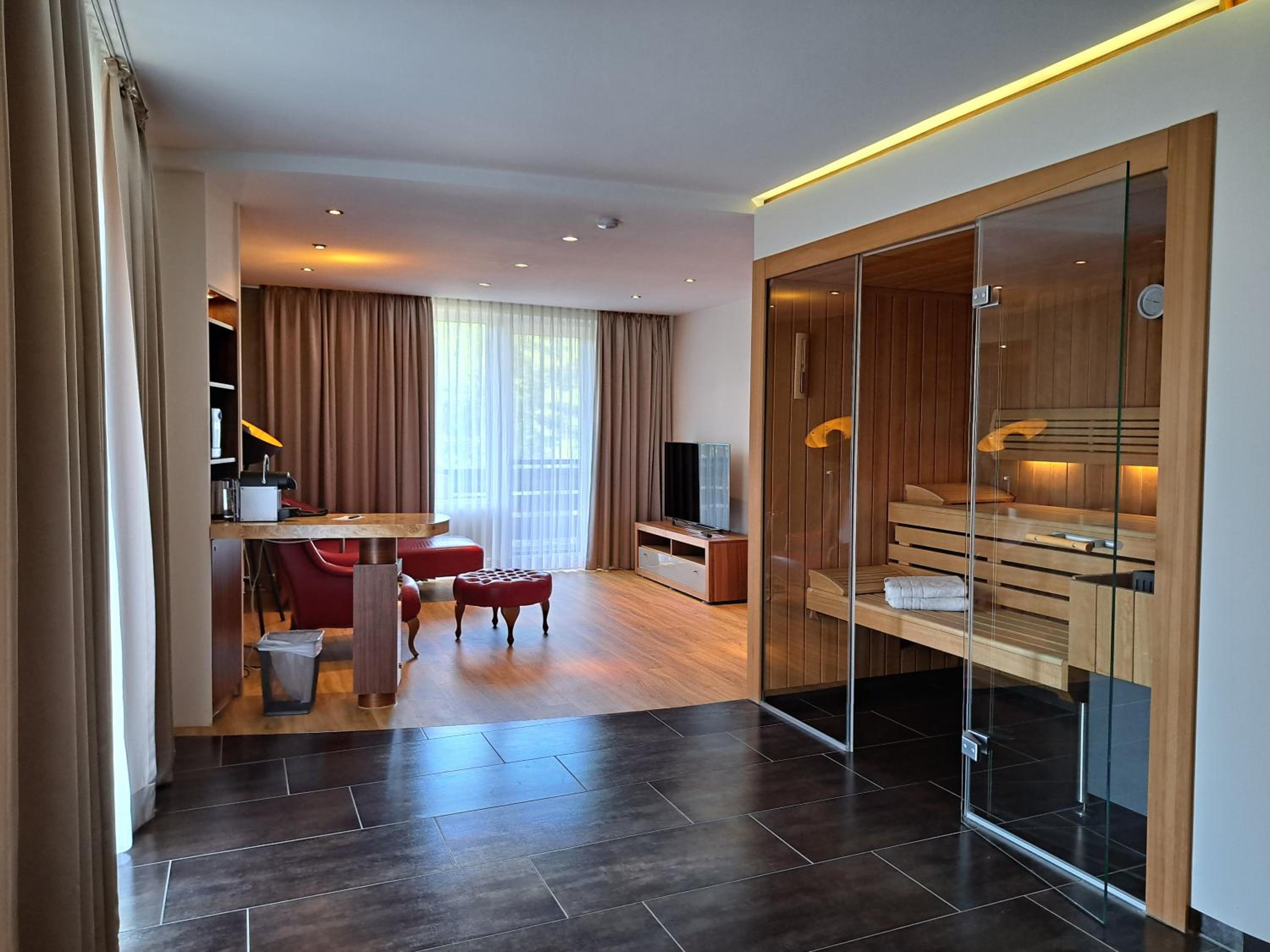 Luxury Suite with Spa Bath - Photo 10