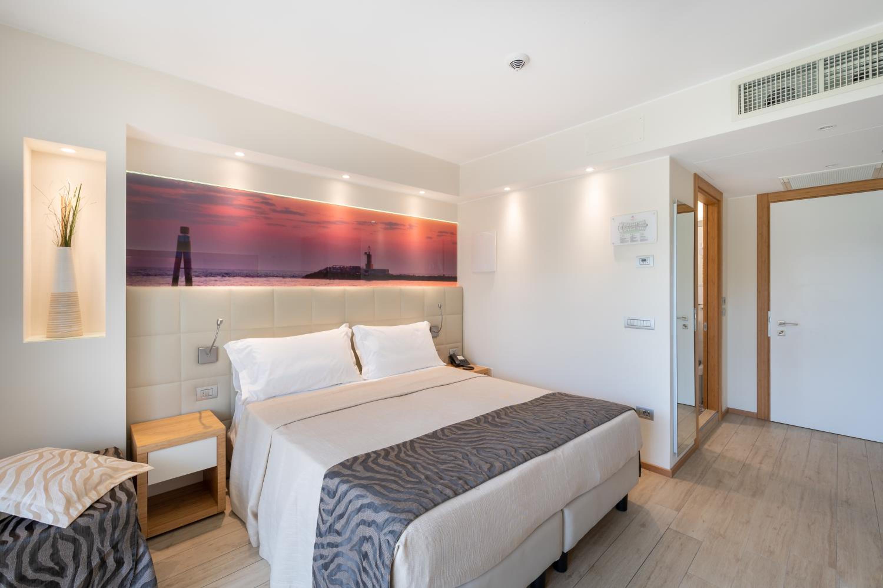 Standard Room with Balcony - Photo 18