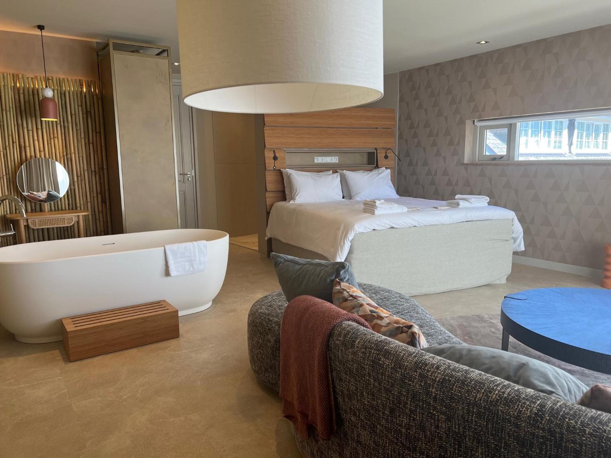 Deluxe Queen Suite photo 3