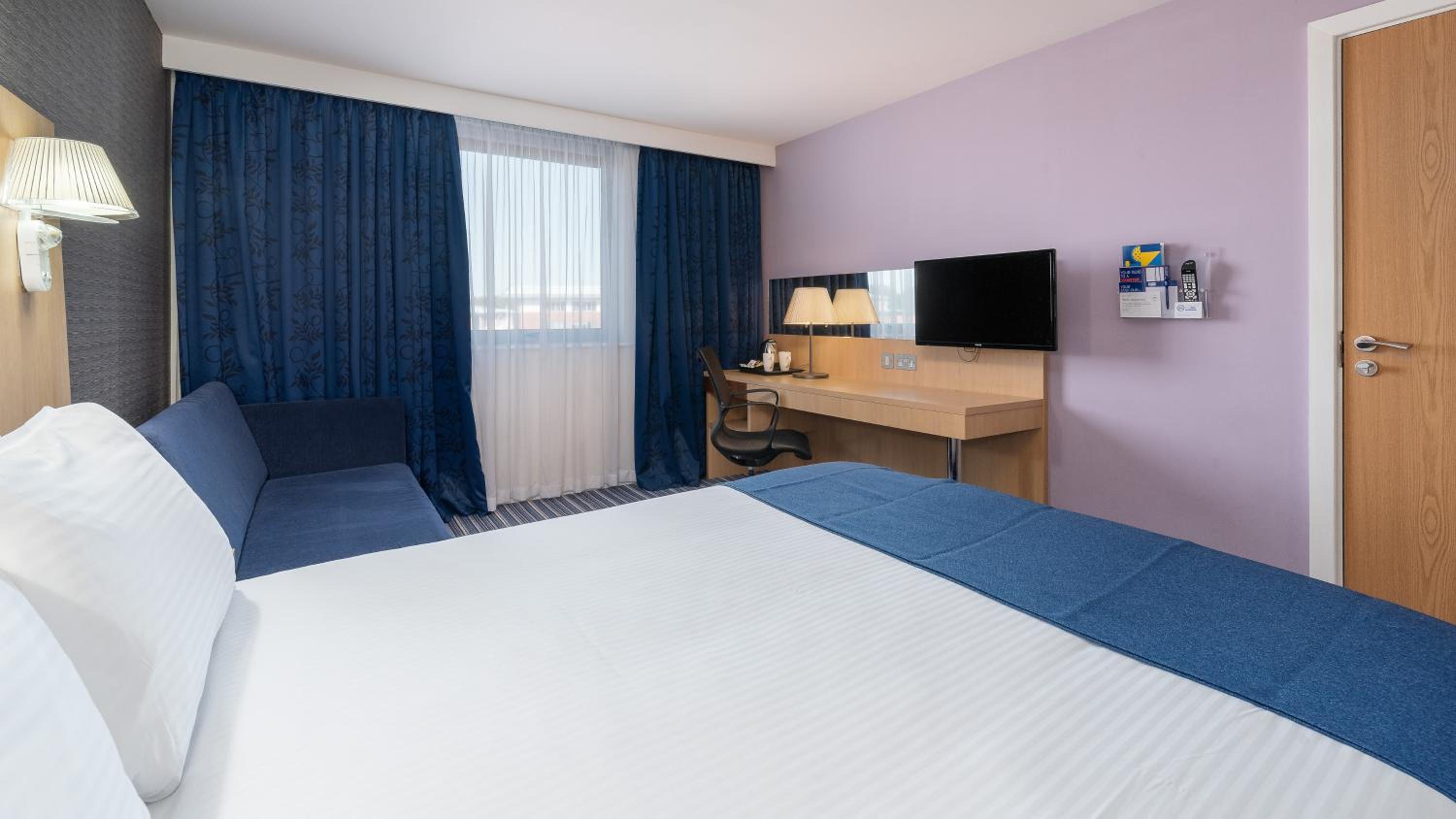 Standard Double Room with Sofa Bed and Free Hot Breakfast - Photo 6