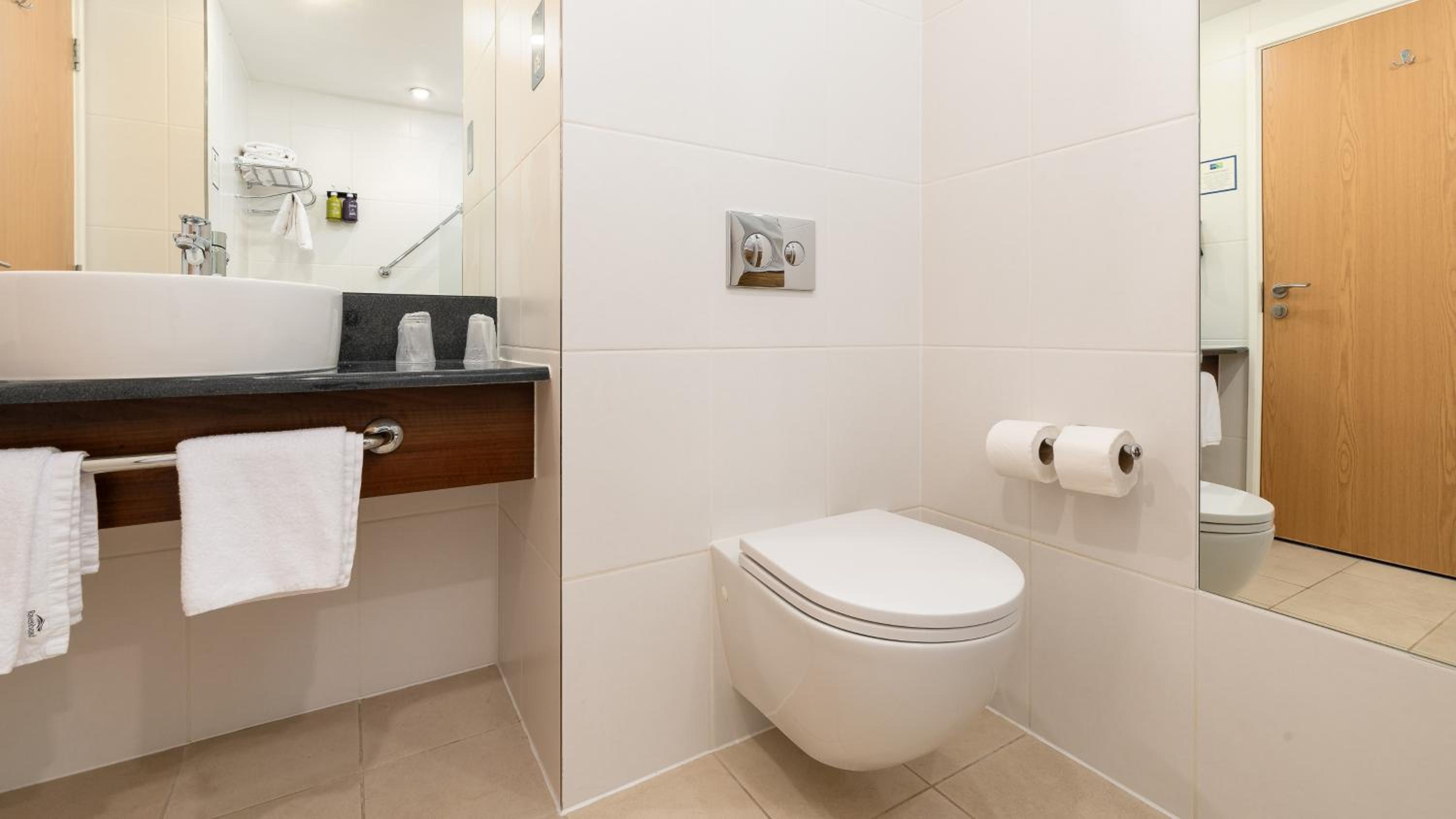 Standard Room with Free Hot Breakfast - Photo 4