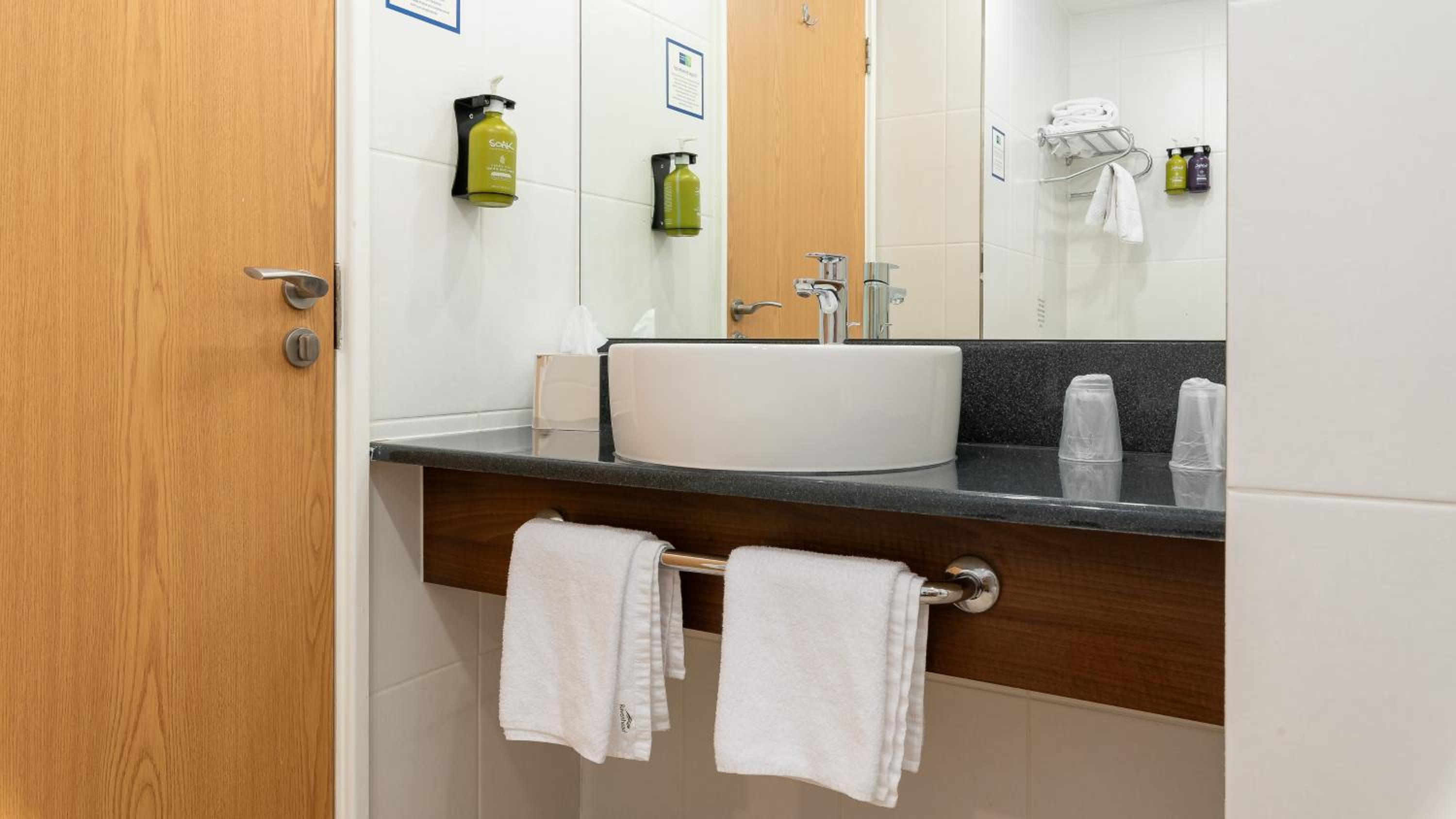 Standard Double Room with Free Hot Breakfast - Photo 10