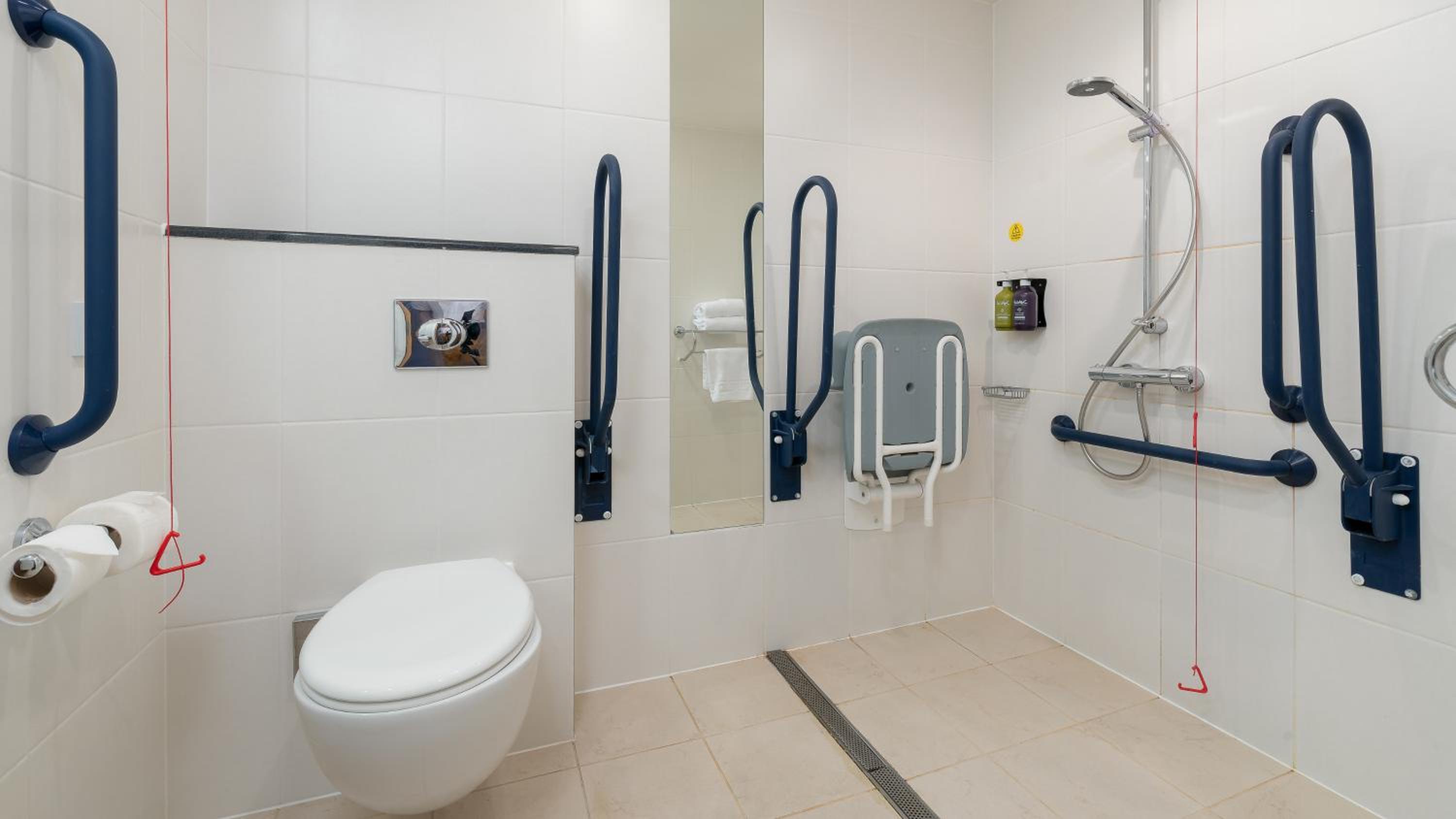 Standard Twin Room with Free Hot Breakfast - Accessible - Photo 6