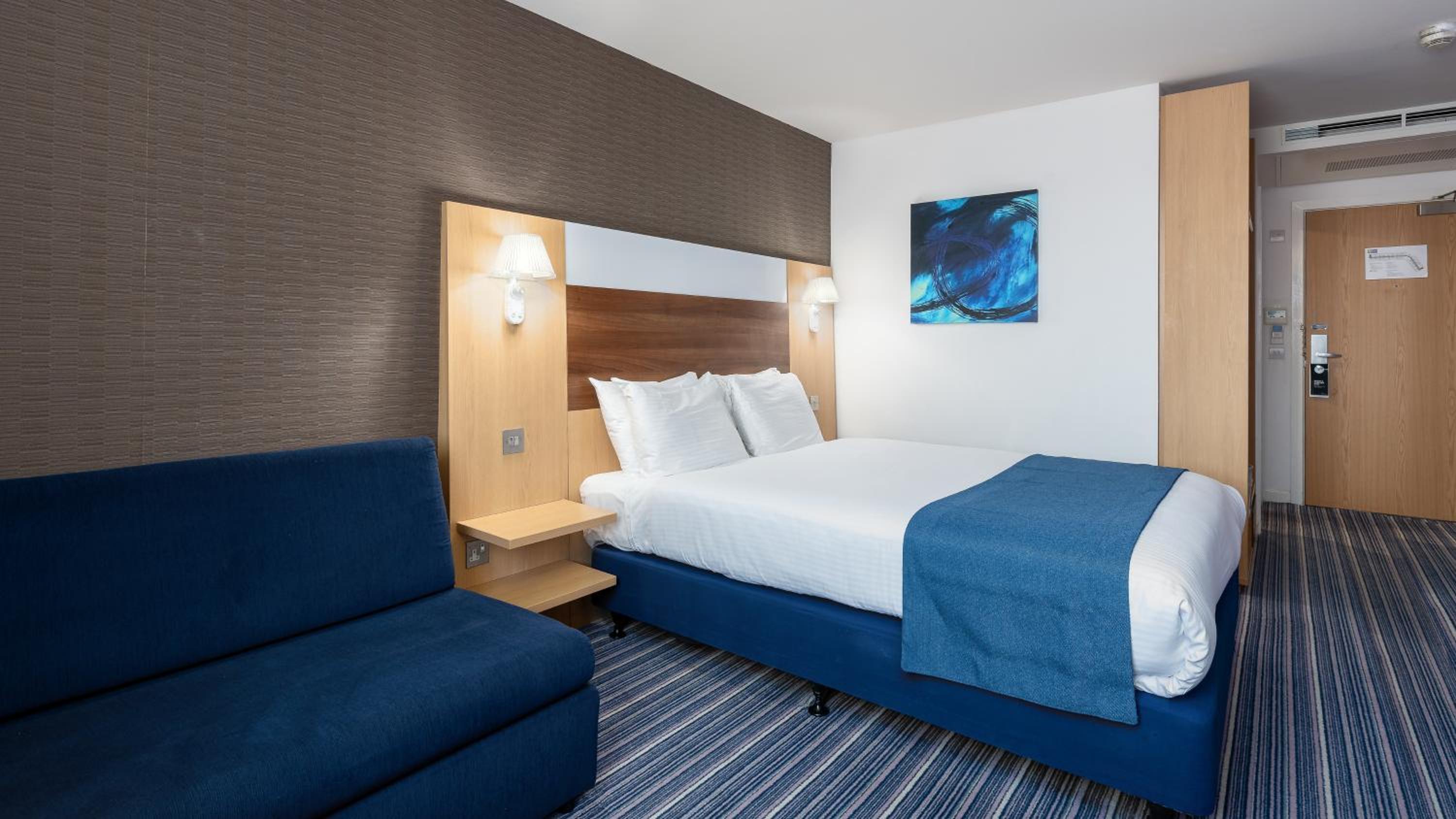 Standard Double Room with Sofa Bed and Free Hot Breakfast - Photo 1