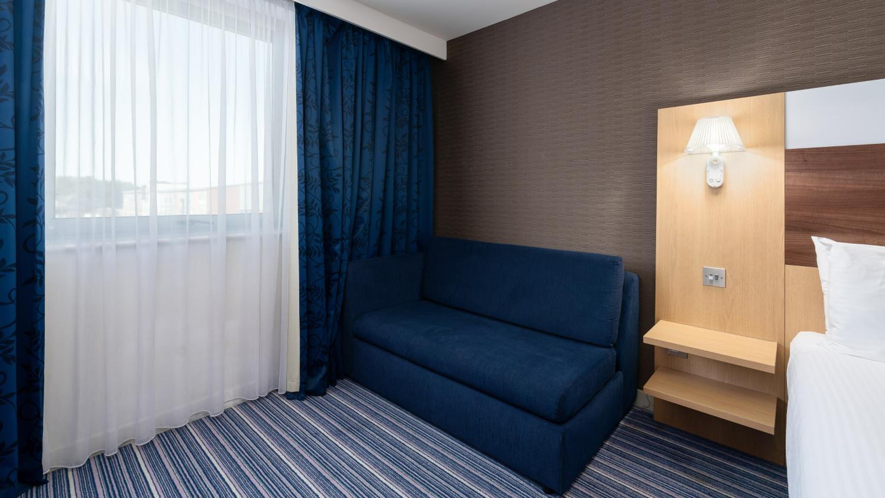 Standard Double Room with Sofa Bed and Free Hot Breakfast - Photo 3