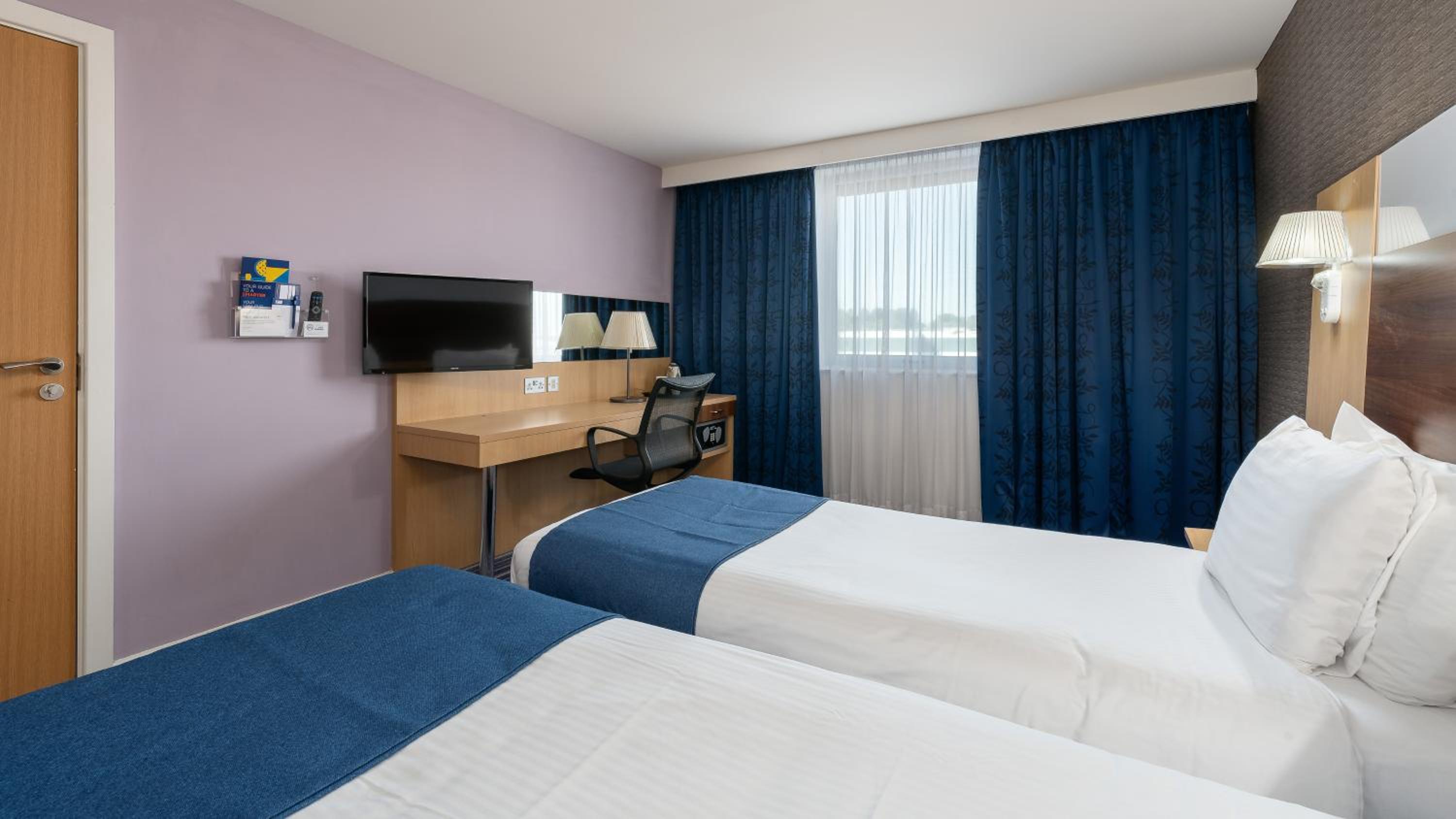 Standard Twin Room with Free Hot Breakfast - Photo 2