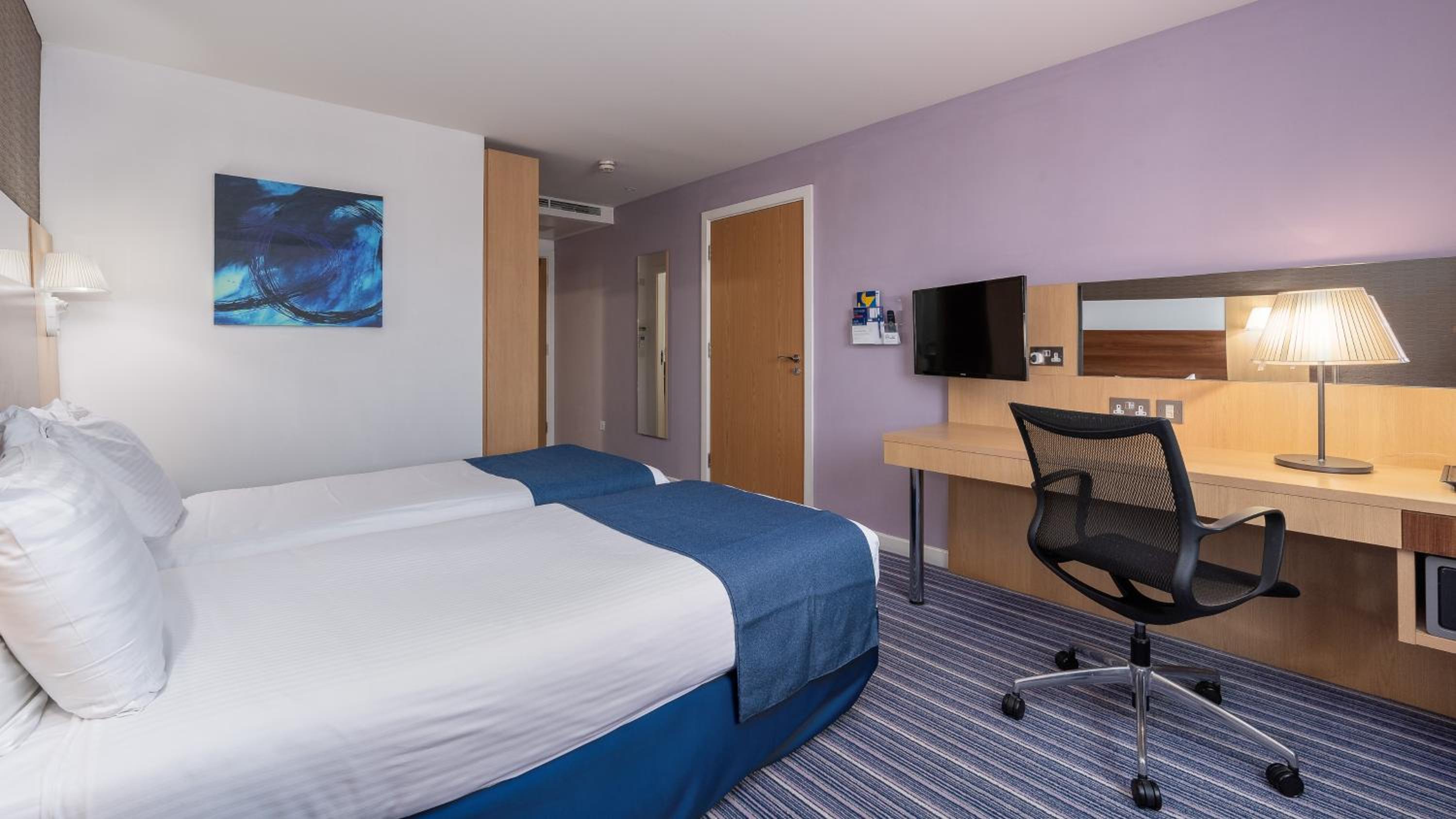 Standard Twin Room with Free Hot Breakfast - Photo 3