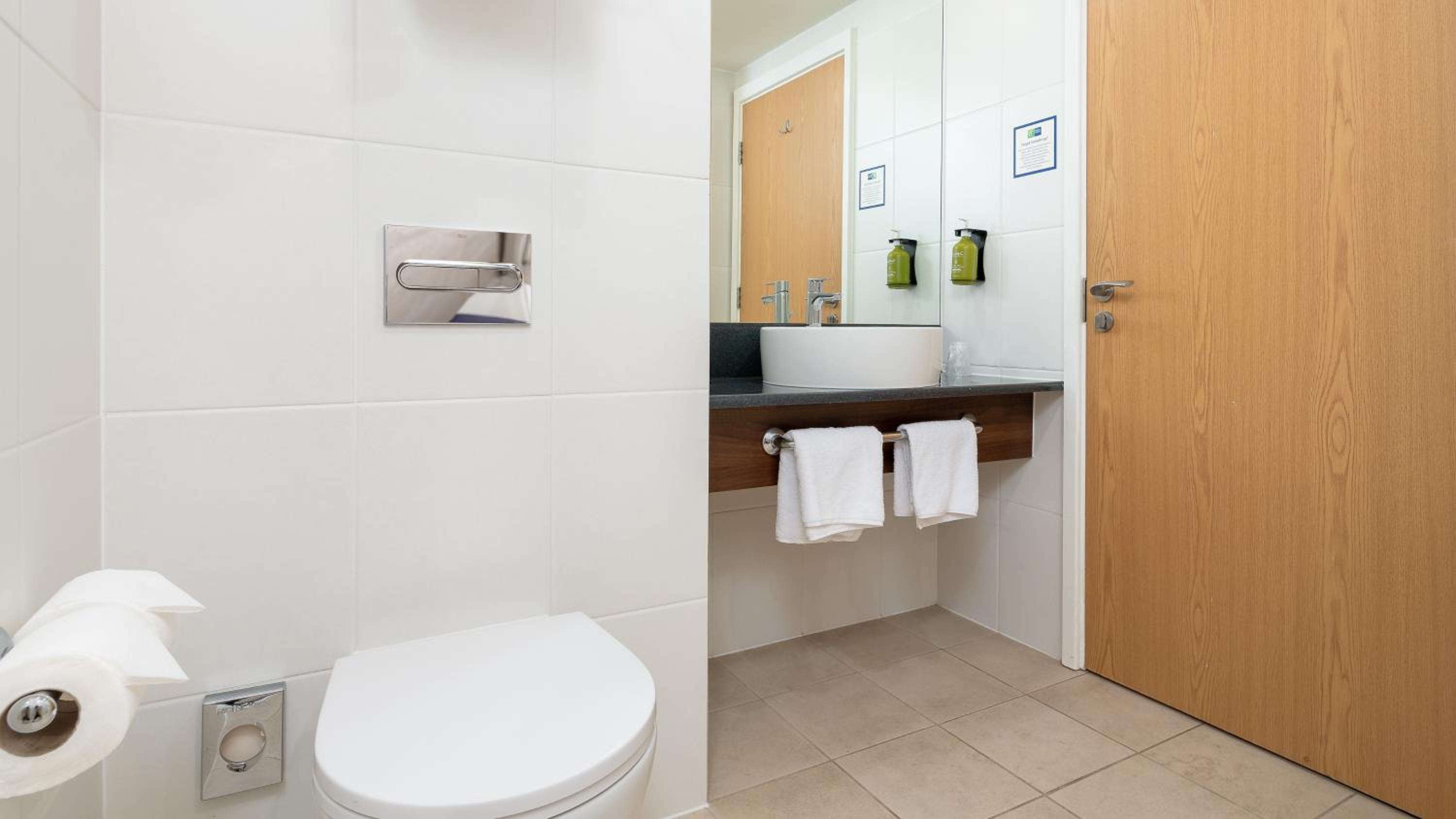 Standard Twin Room with Free Hot Breakfast - Photo 4