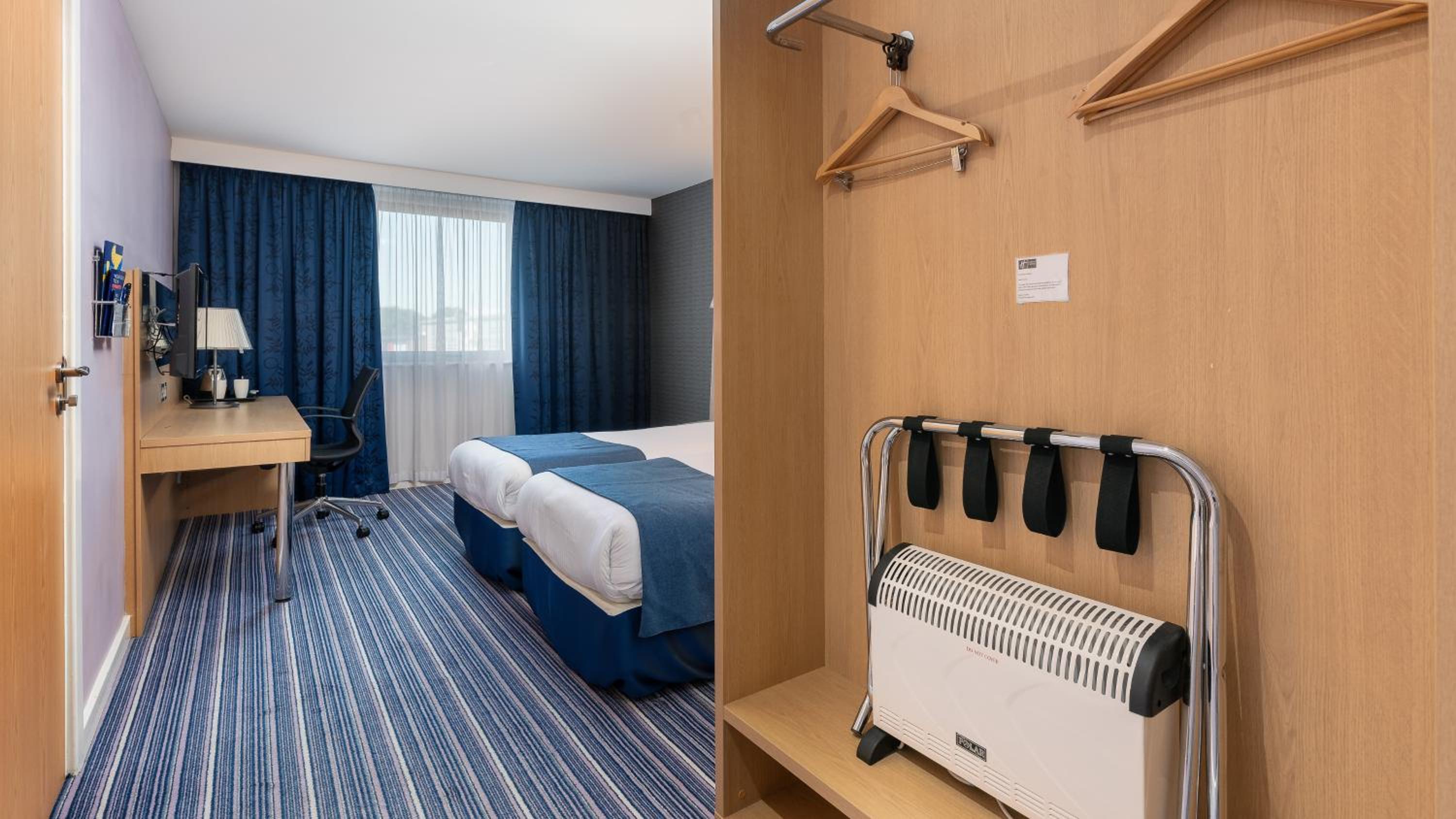 Standard Twin Room with Free Hot Breakfast - Photo 5