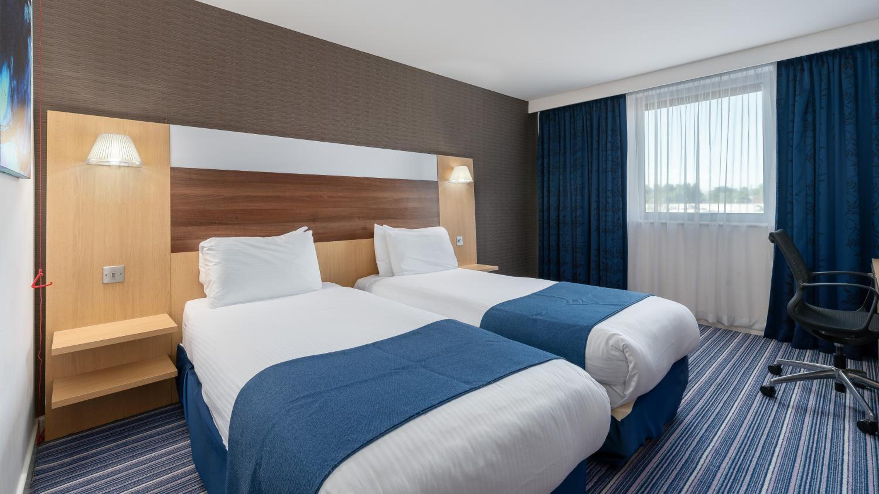 Standard Twin Room with Free Hot Breakfast - Accessible - Photo 4