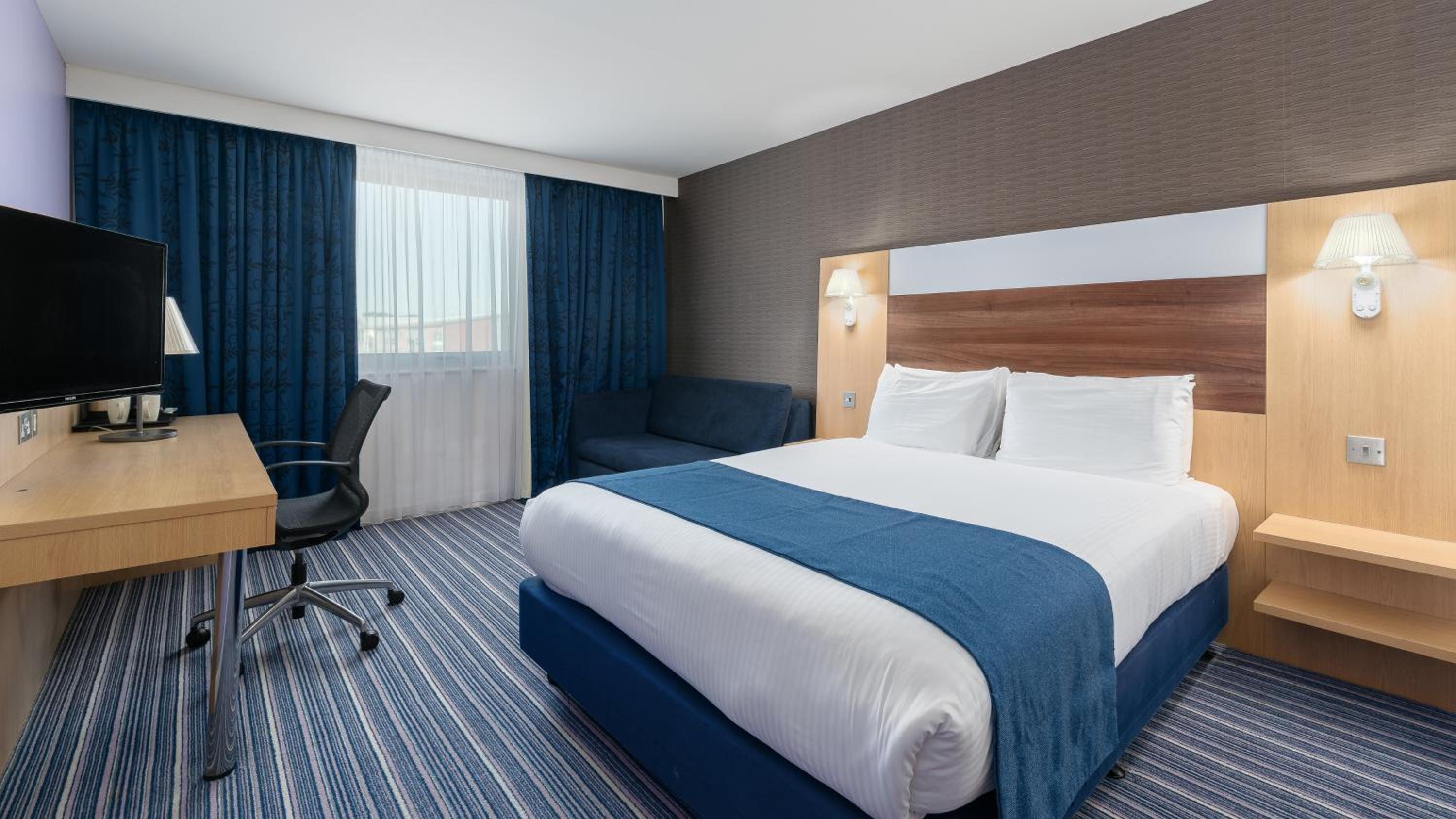 Standard Double Room with Sofa Bed and Free Hot Breakfast - Photo 5