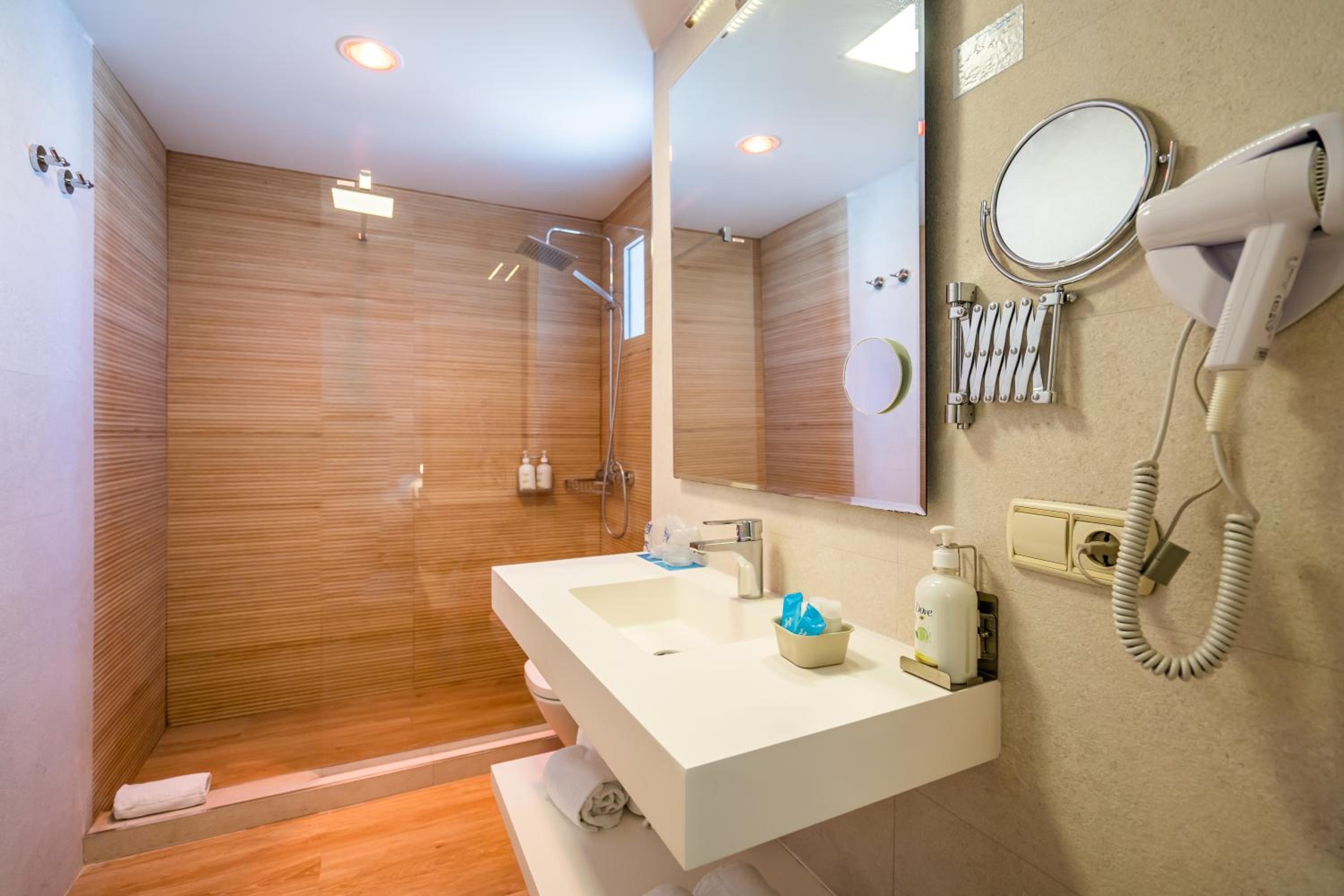 Deluxe Queen Room Single Use photo 2