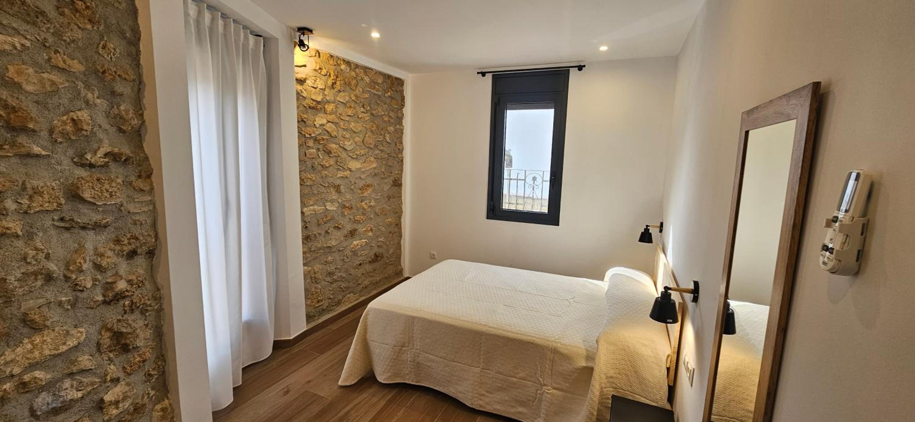 Six-Bedroom House photo 2
