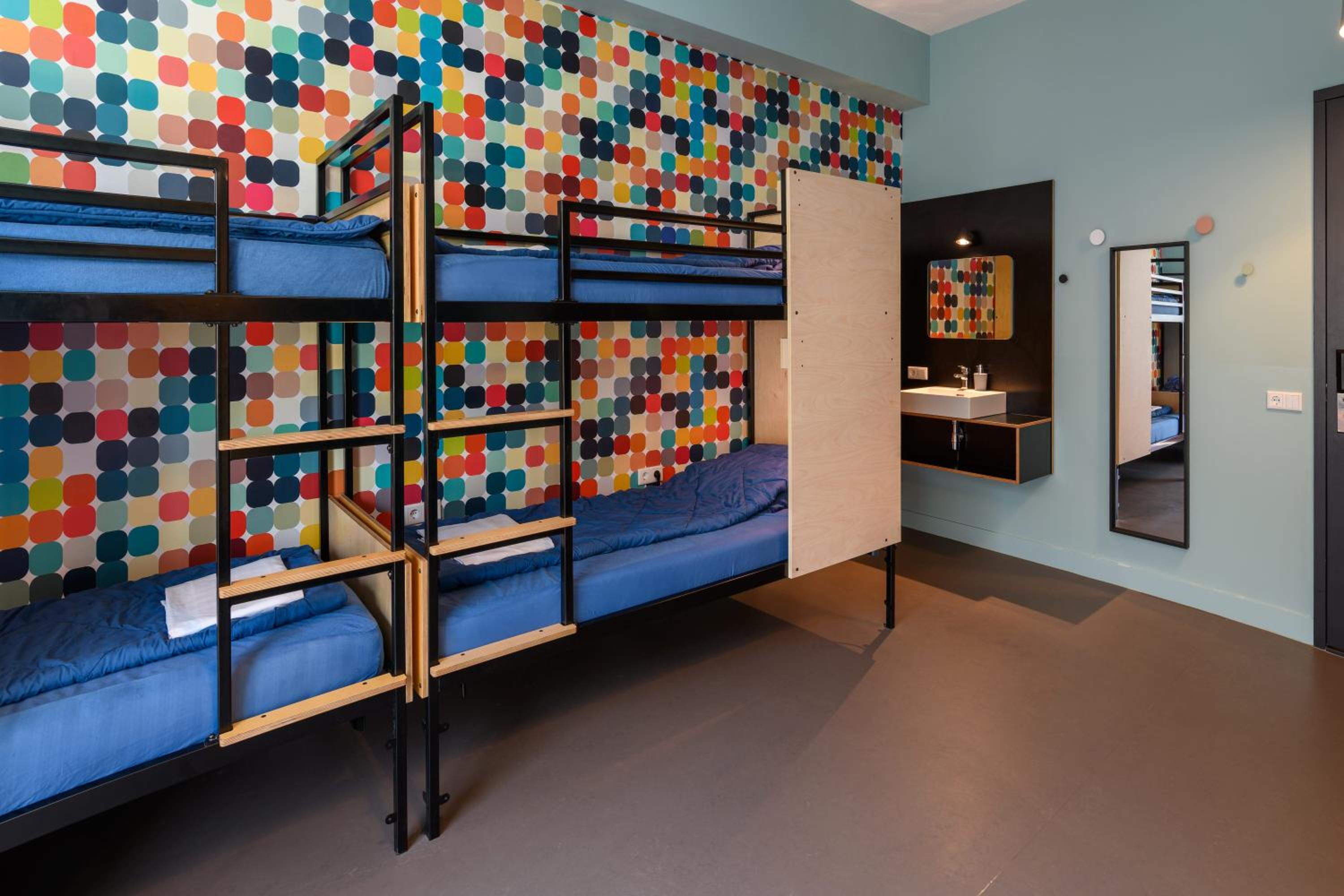 Six Person Room With Private Bathroom and Shower photo 3
