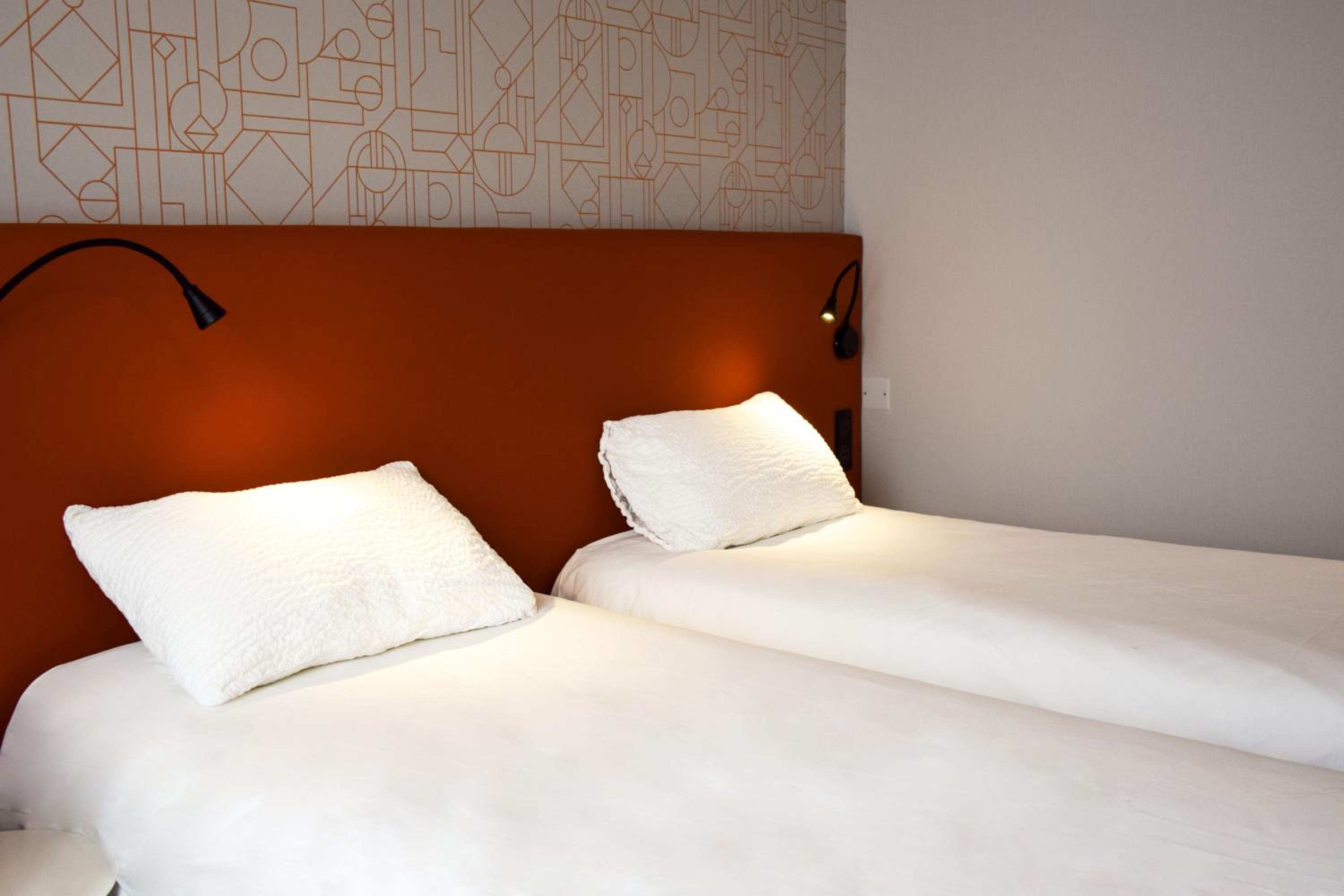 Standard Room with 2 Single Beds - Photo 1
