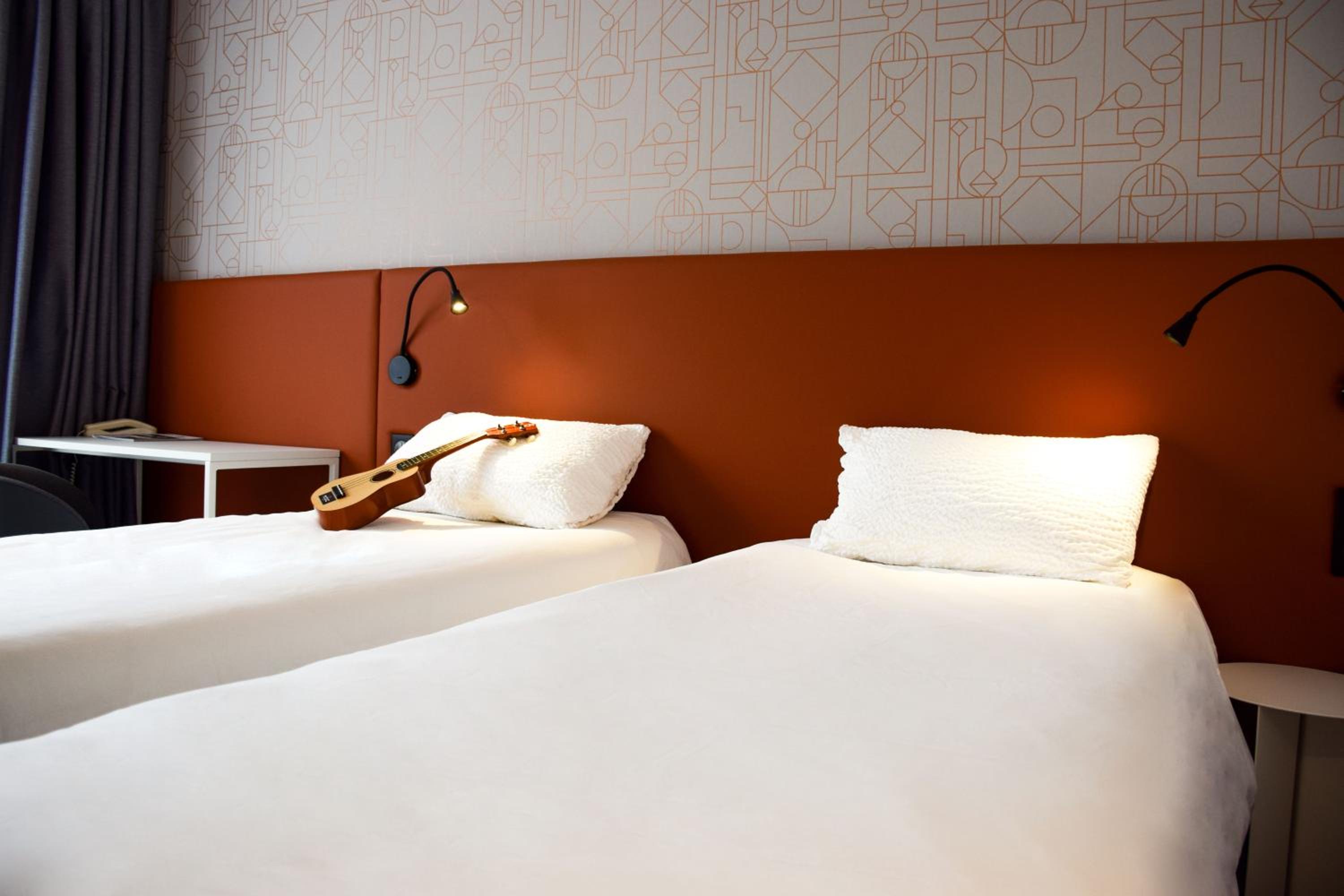 Standard Room with 2 Single Beds - Photo 13