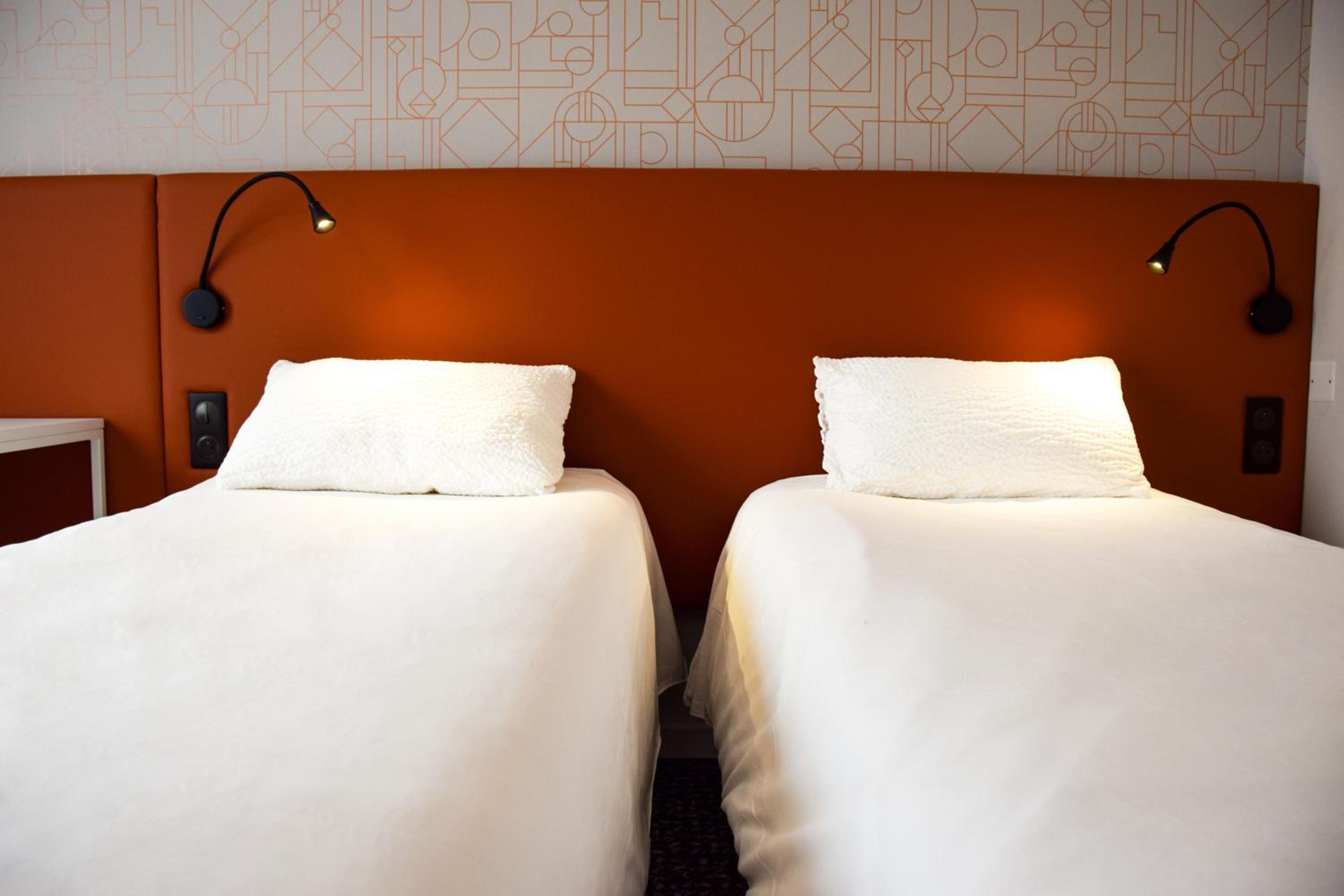 Standard Room with 2 Single Beds - Photo 12