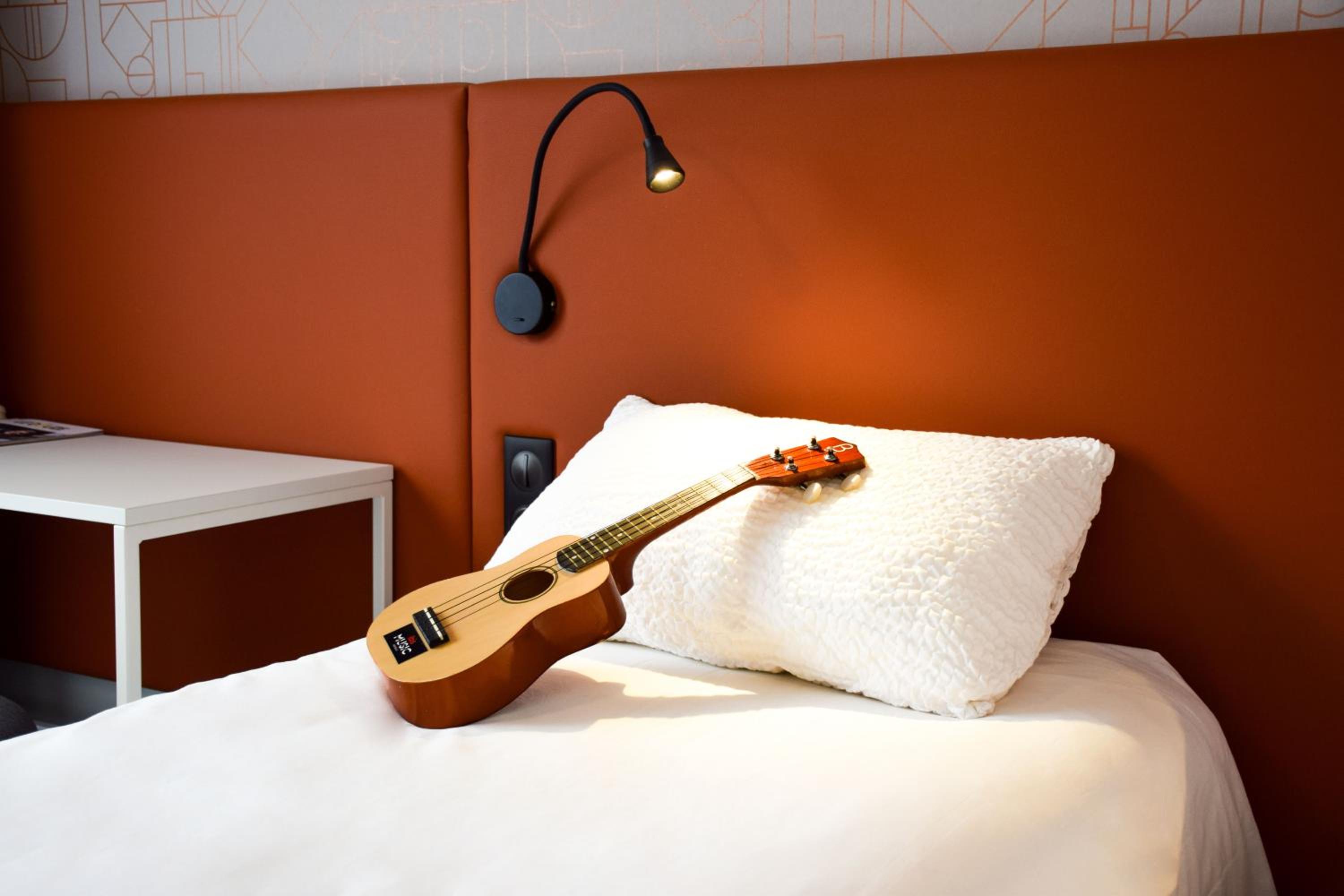 Standard Room with 2 Single Beds - Photo 11