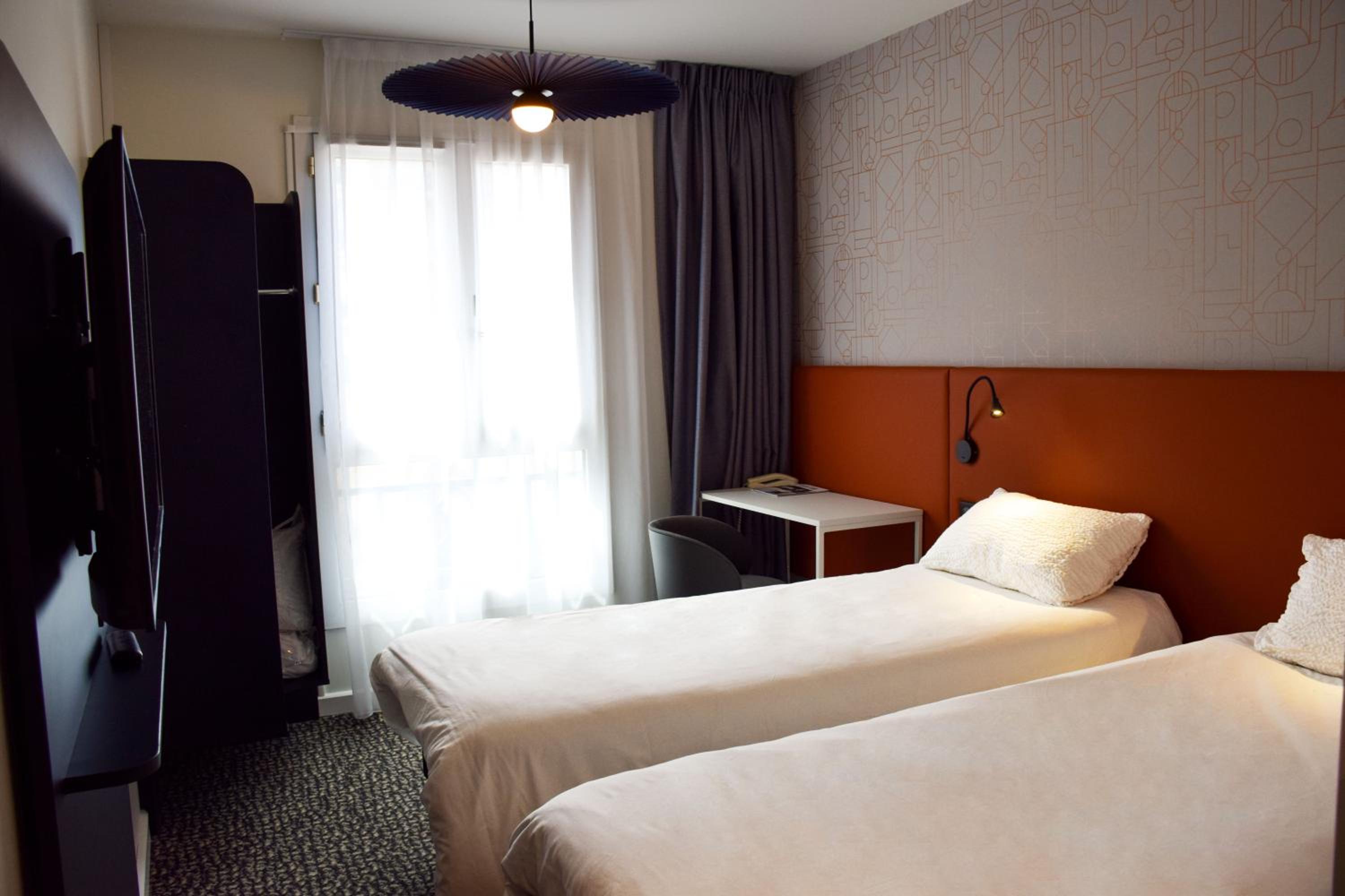 Standard Room with 2 Single Beds - Photo 2