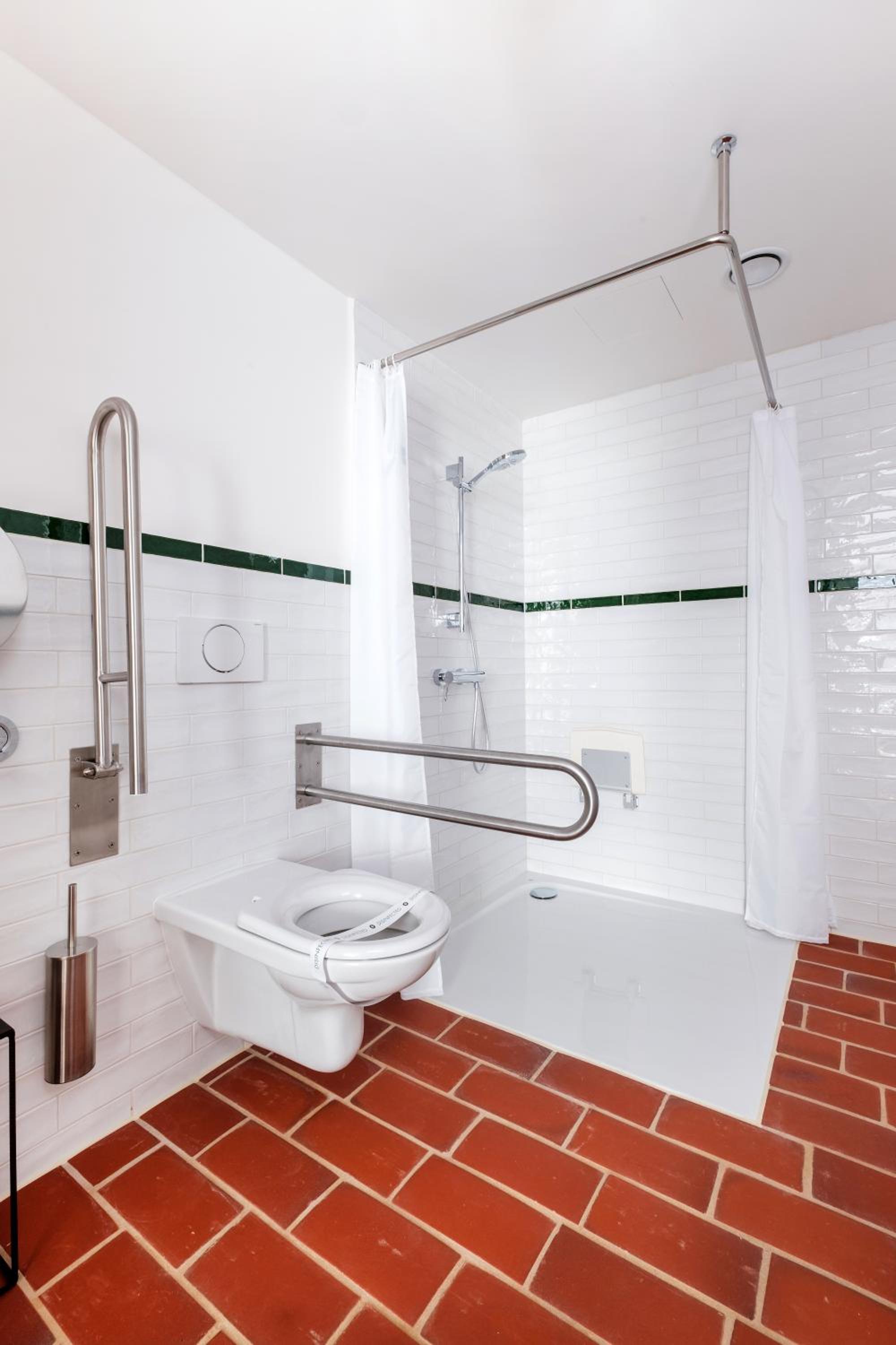 King Room with Roll-In Shower - Disability Access - Photo 7