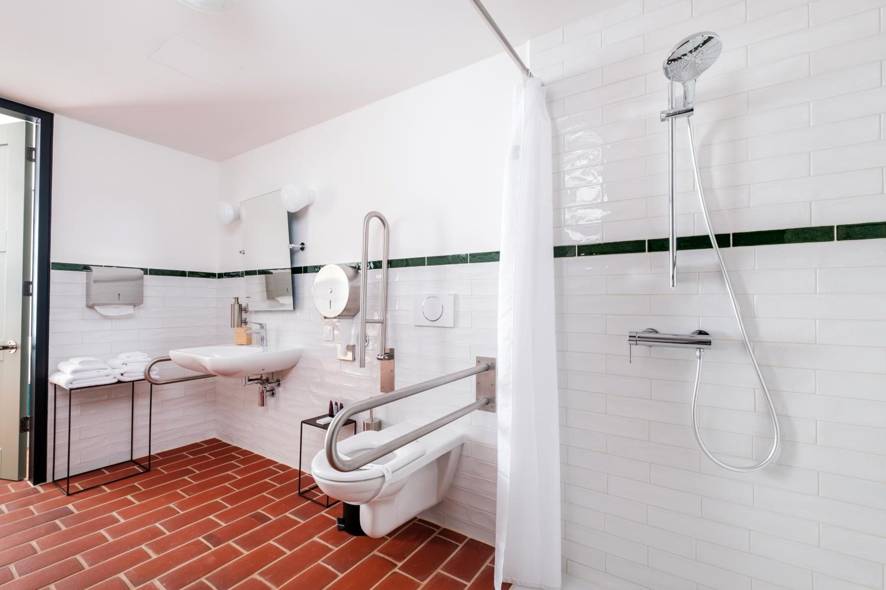 King Room with Roll-In Shower - Disability Access - Photo 6