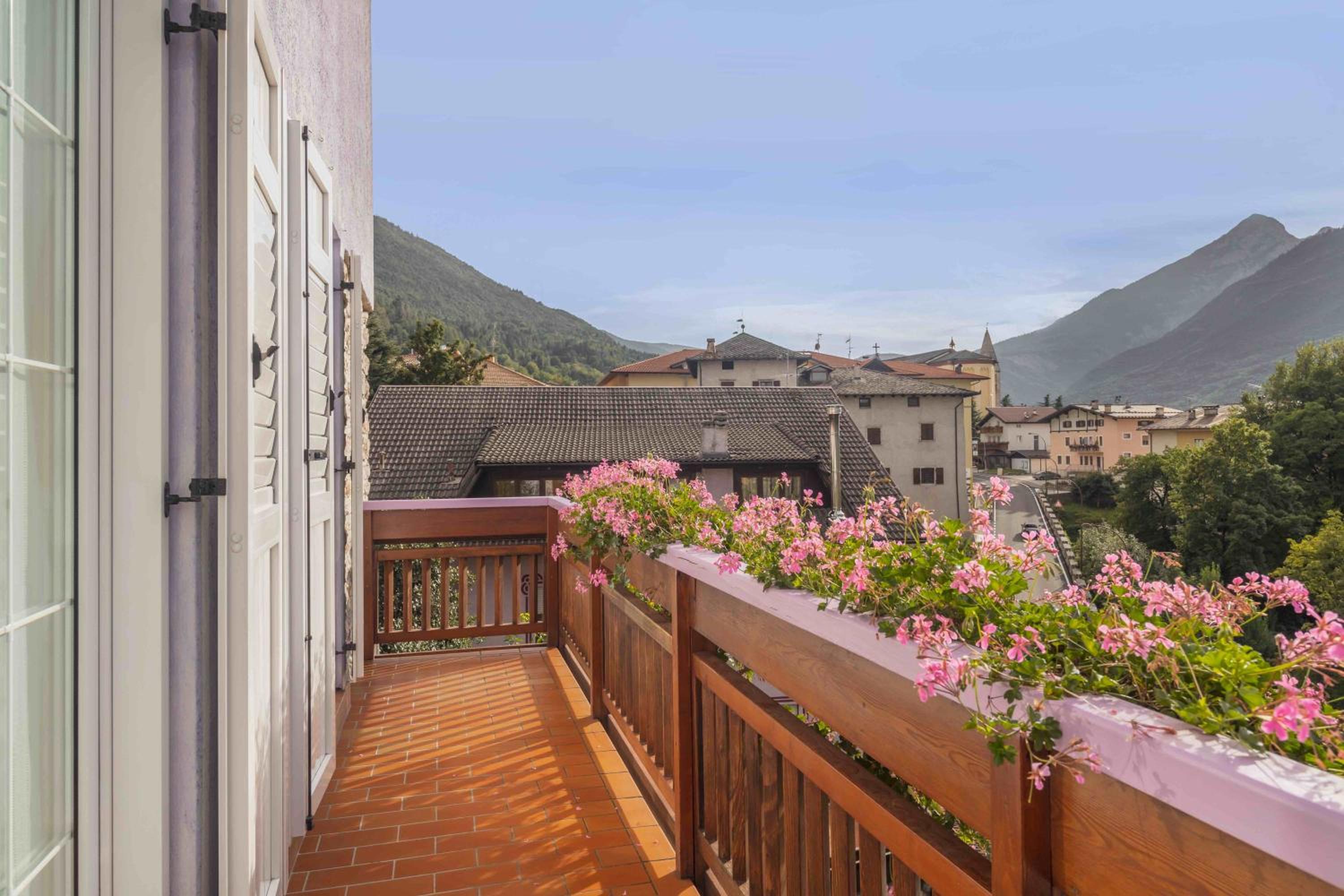 Apartment with Balcony - Photo 3