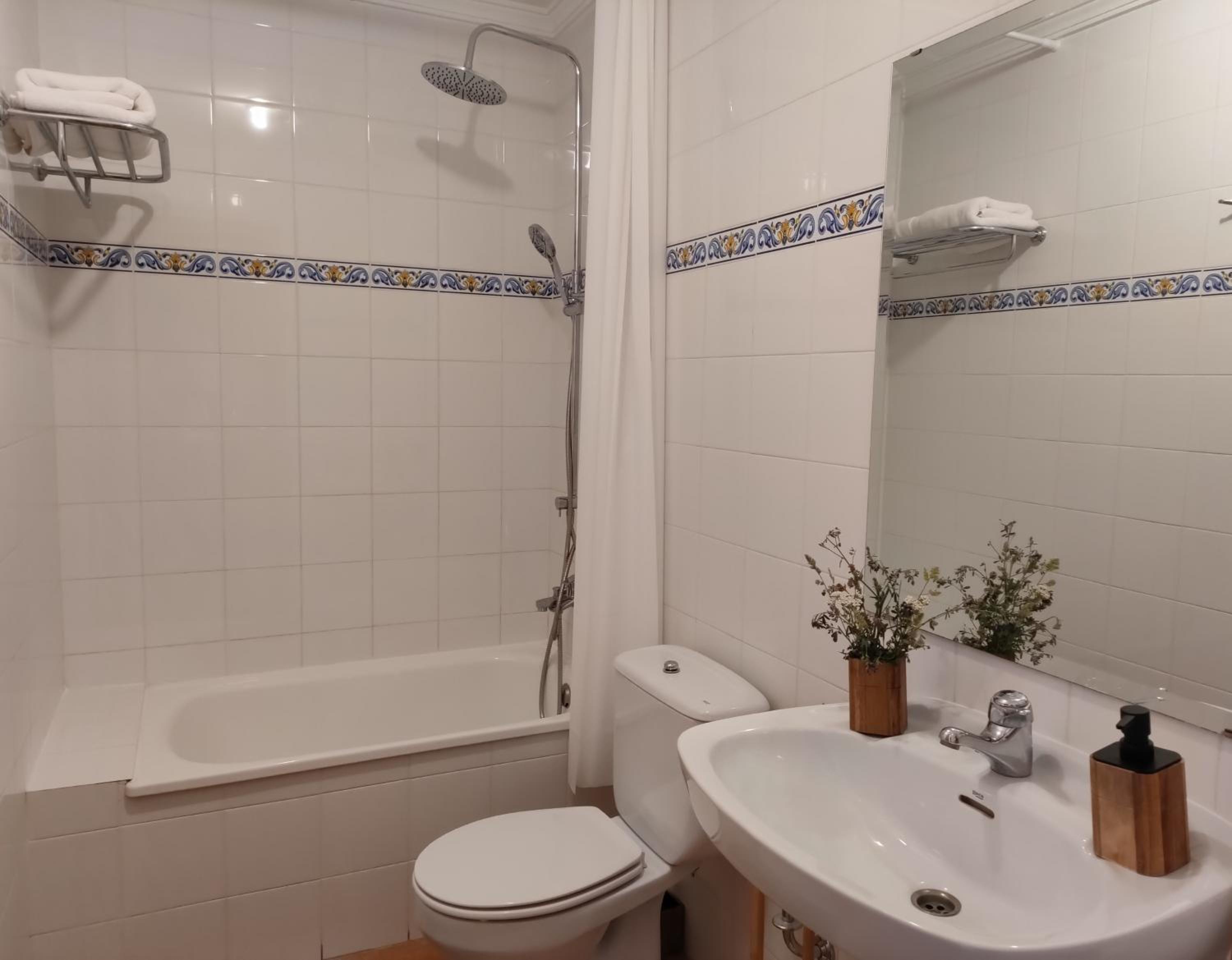 Twin Room with Private Bathroom photo 3