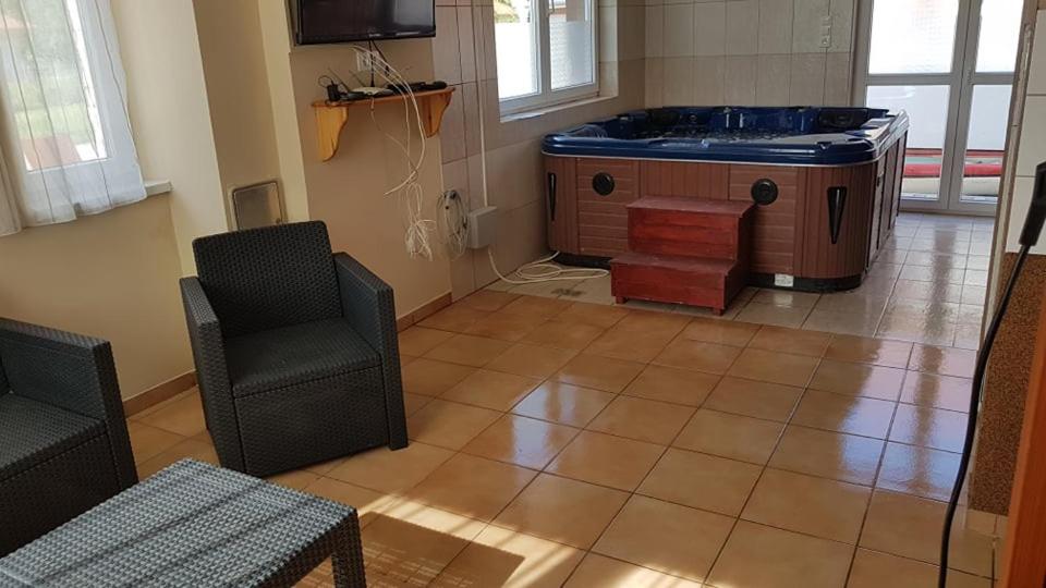 Six-Bedroom House - Photo 6