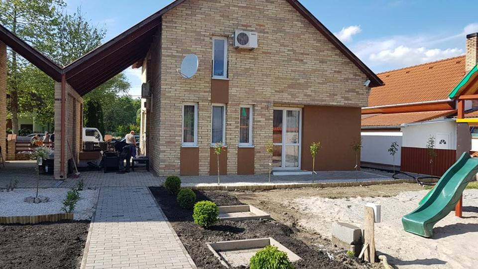 Six-Bedroom House - Photo 8