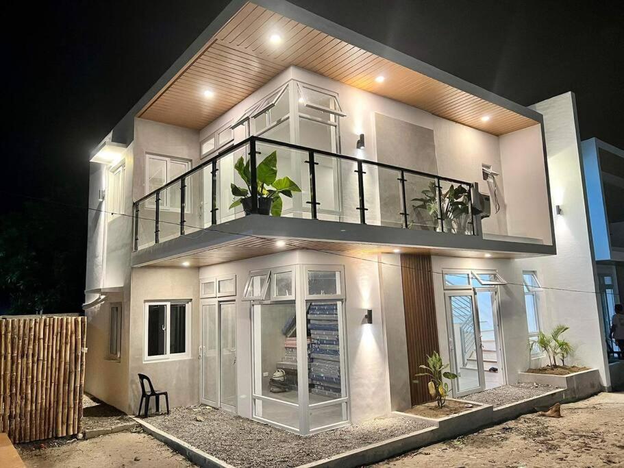 Three-Bedroom House photo 3