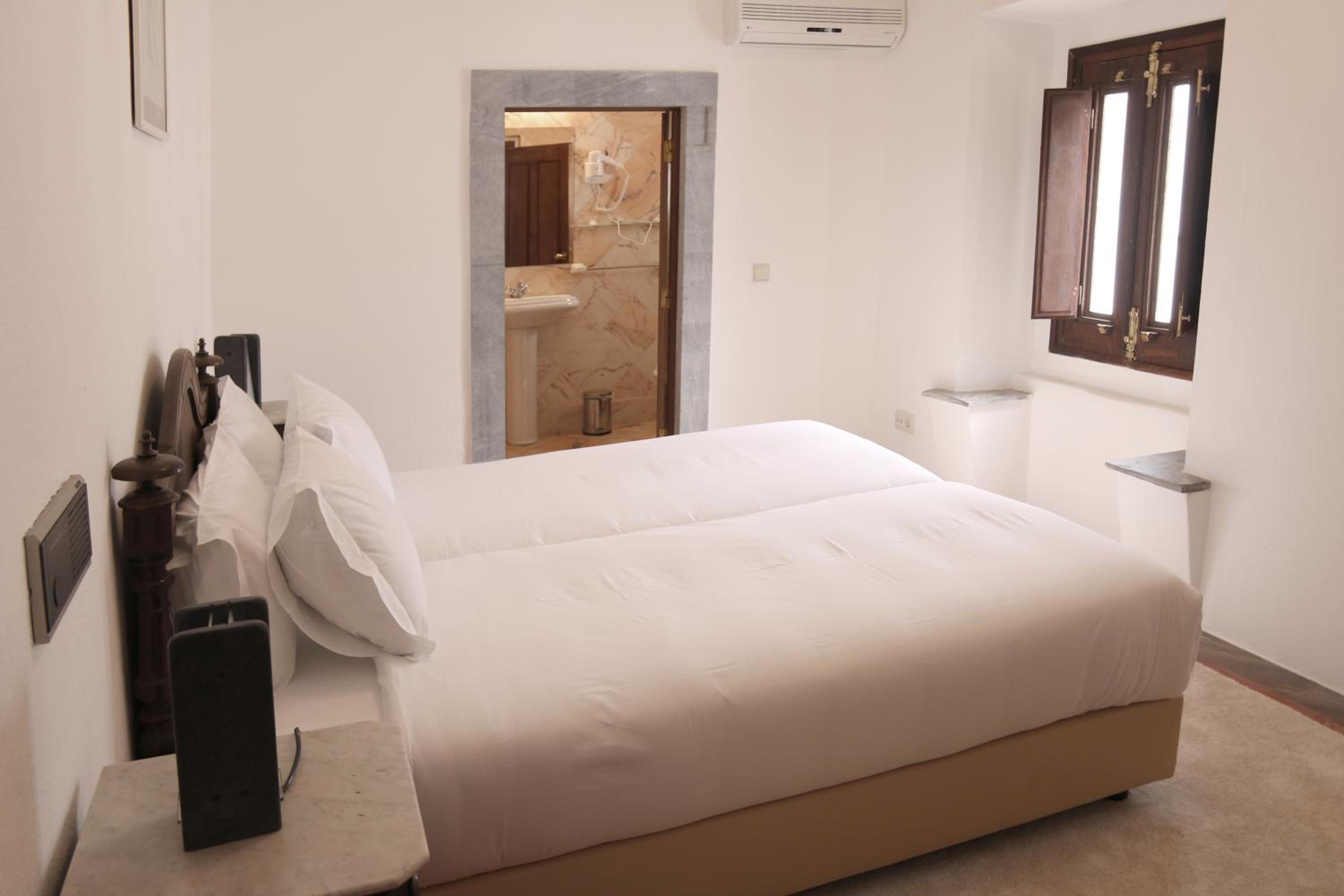 Deluxe Double or Twin Room photo 2