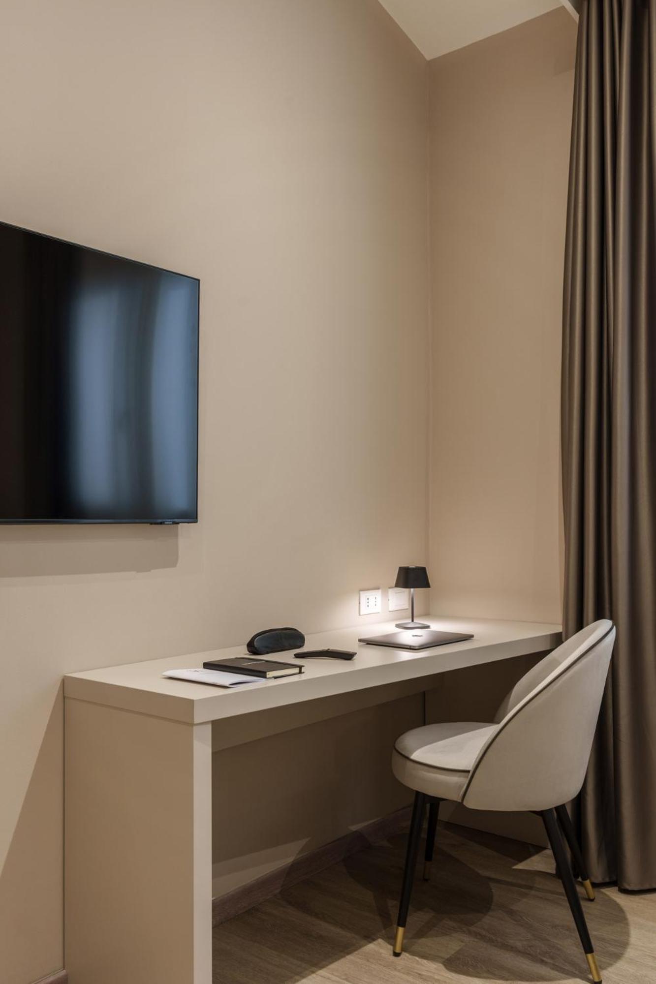 Superior Suite - Photo 9