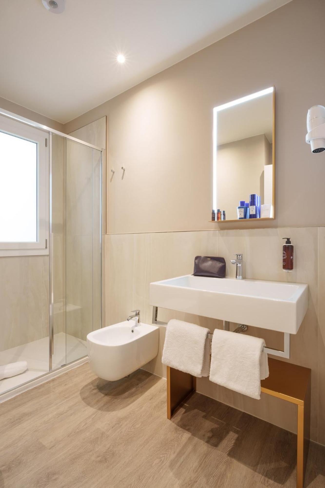 Superior Suite - Photo 10