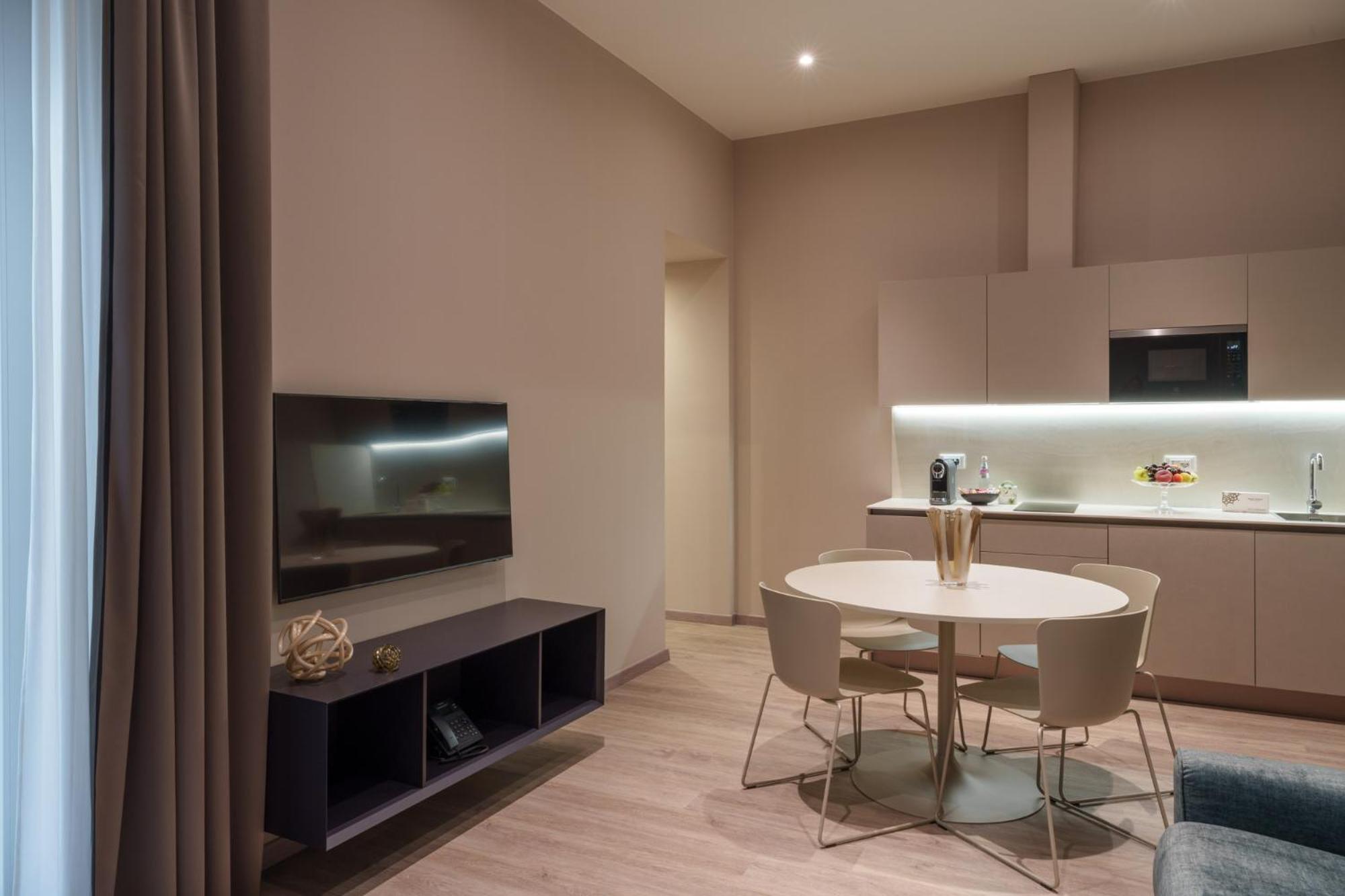 Superior Suite - Photo 8