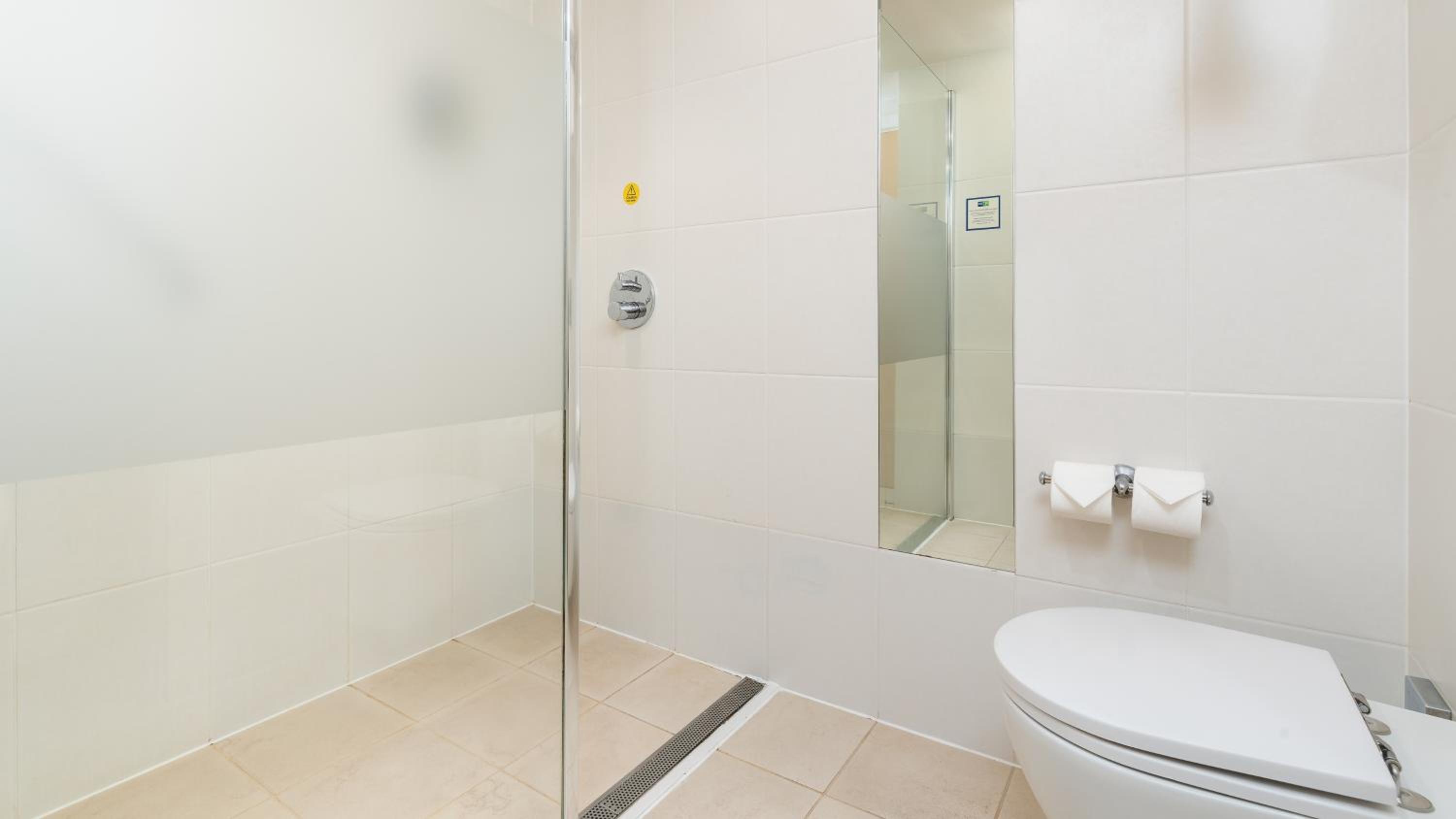 Standard Twin Room with Free Hot Breakfast - Photo 6