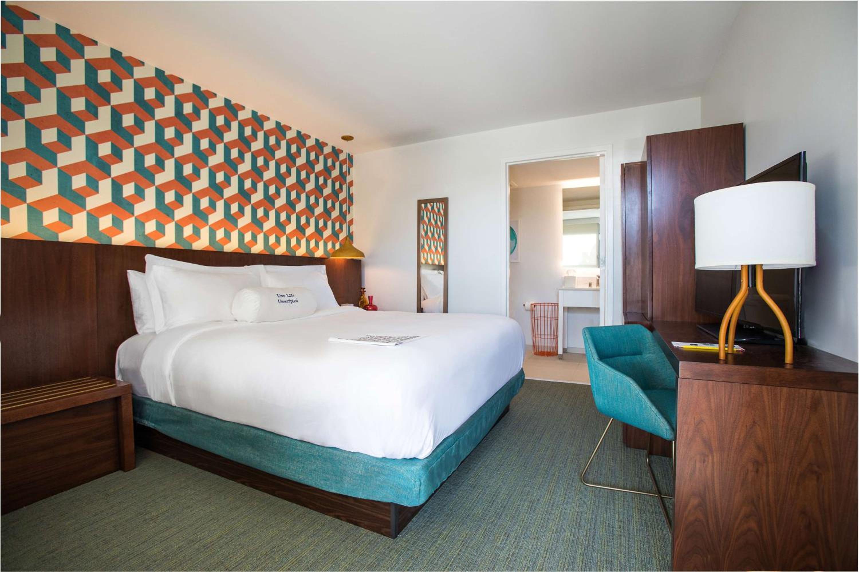 King Room with City View and Roll-in Shower
