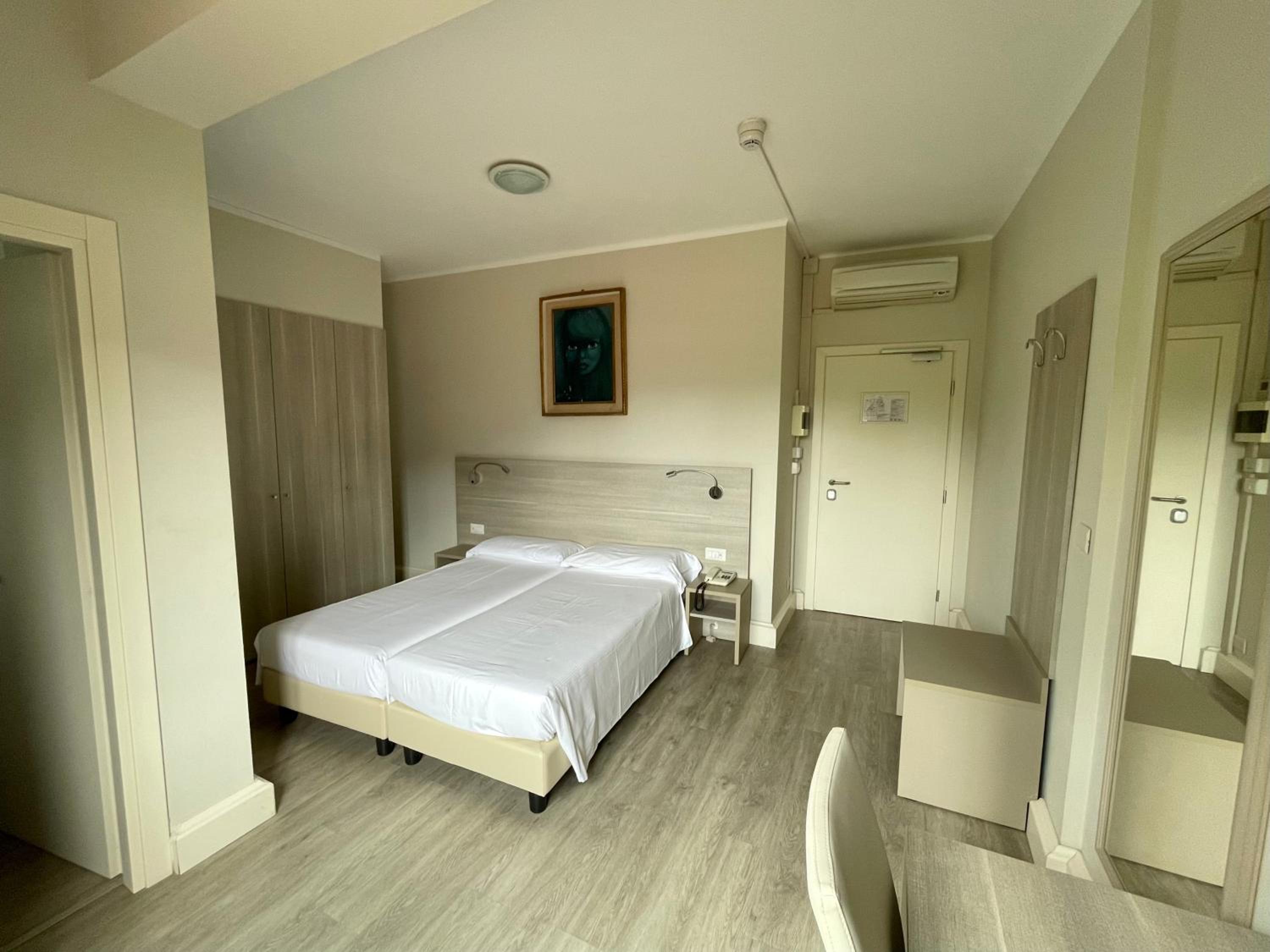 Double Room - Photo 12
