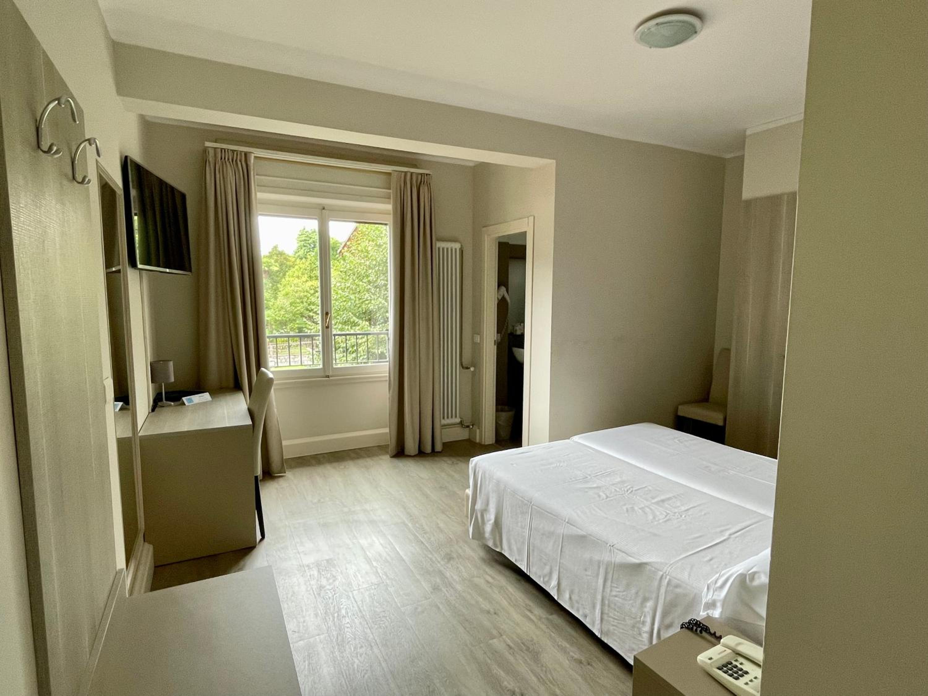 Double Room - Photo 11