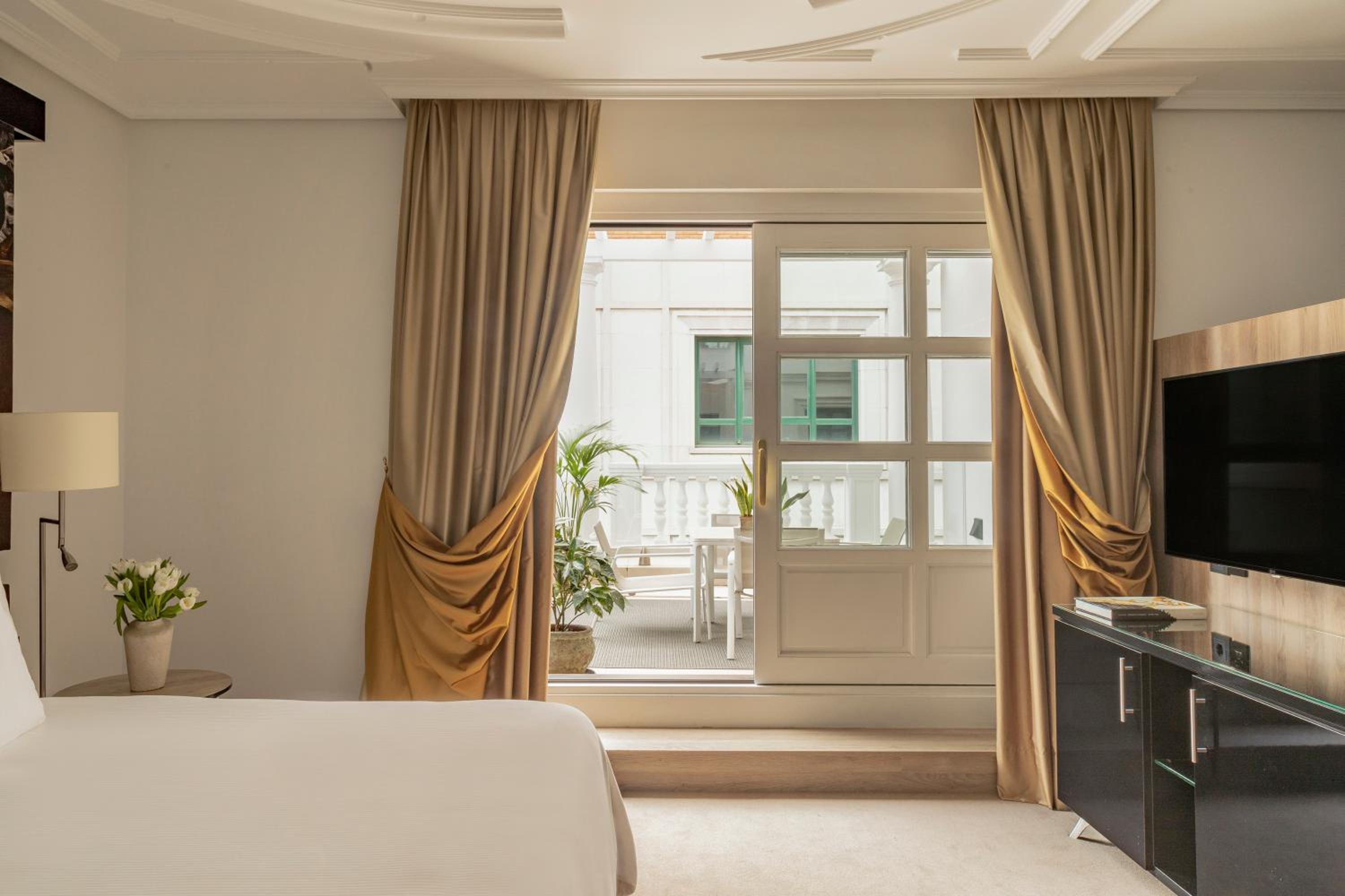 Velazquez Penthouse Suite Red Level