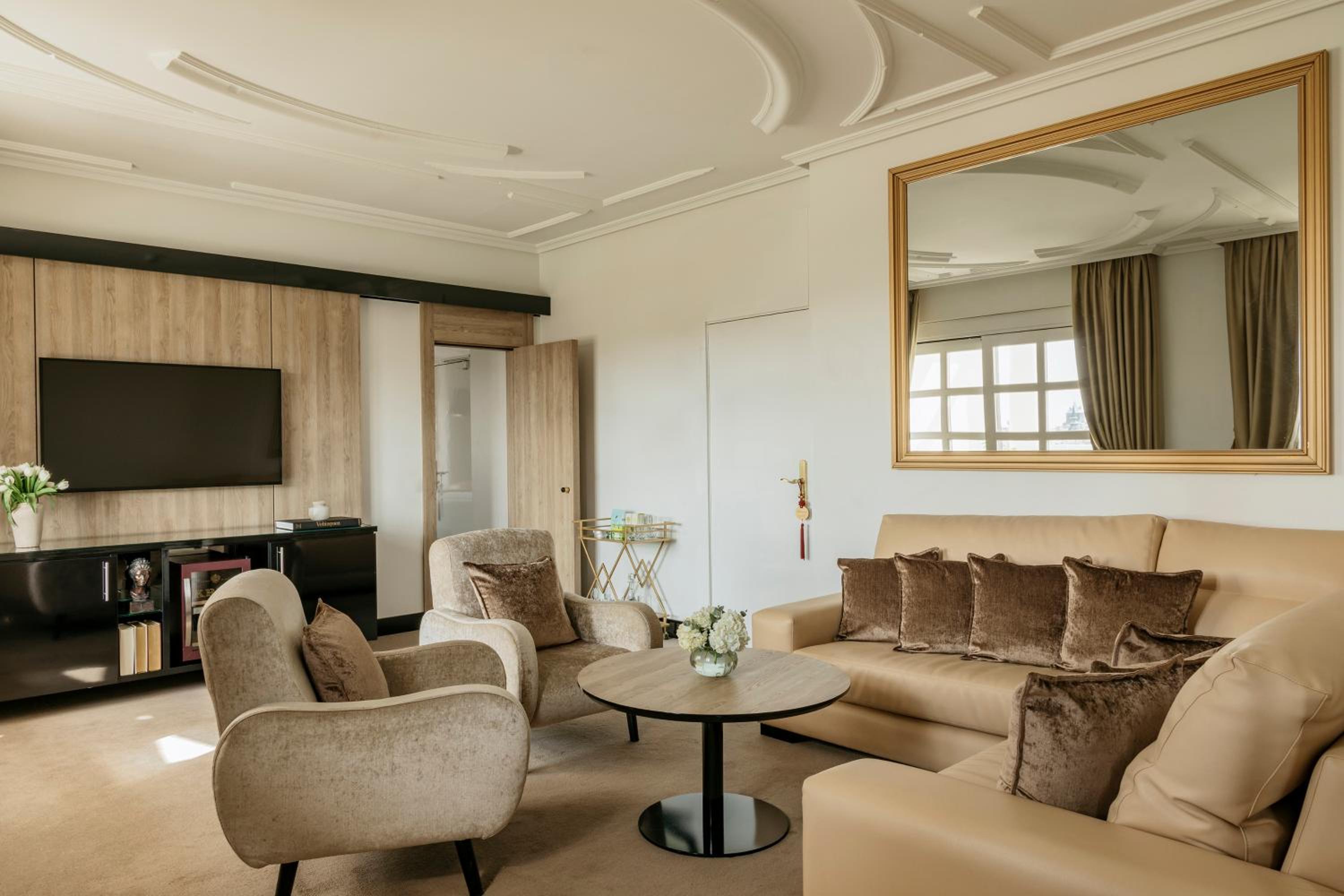 Margarita Presidential Suite Red Level
