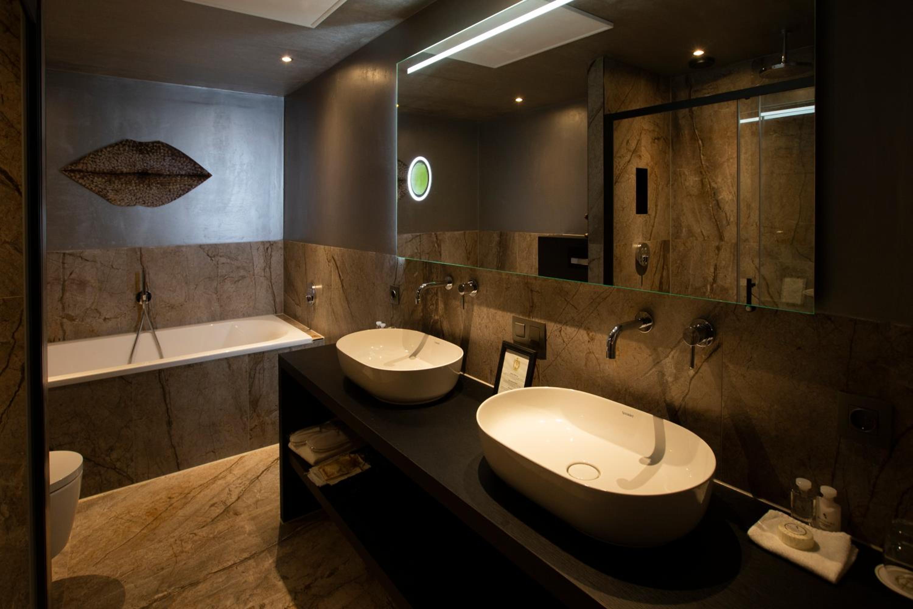 Superior King Room - Photo 7