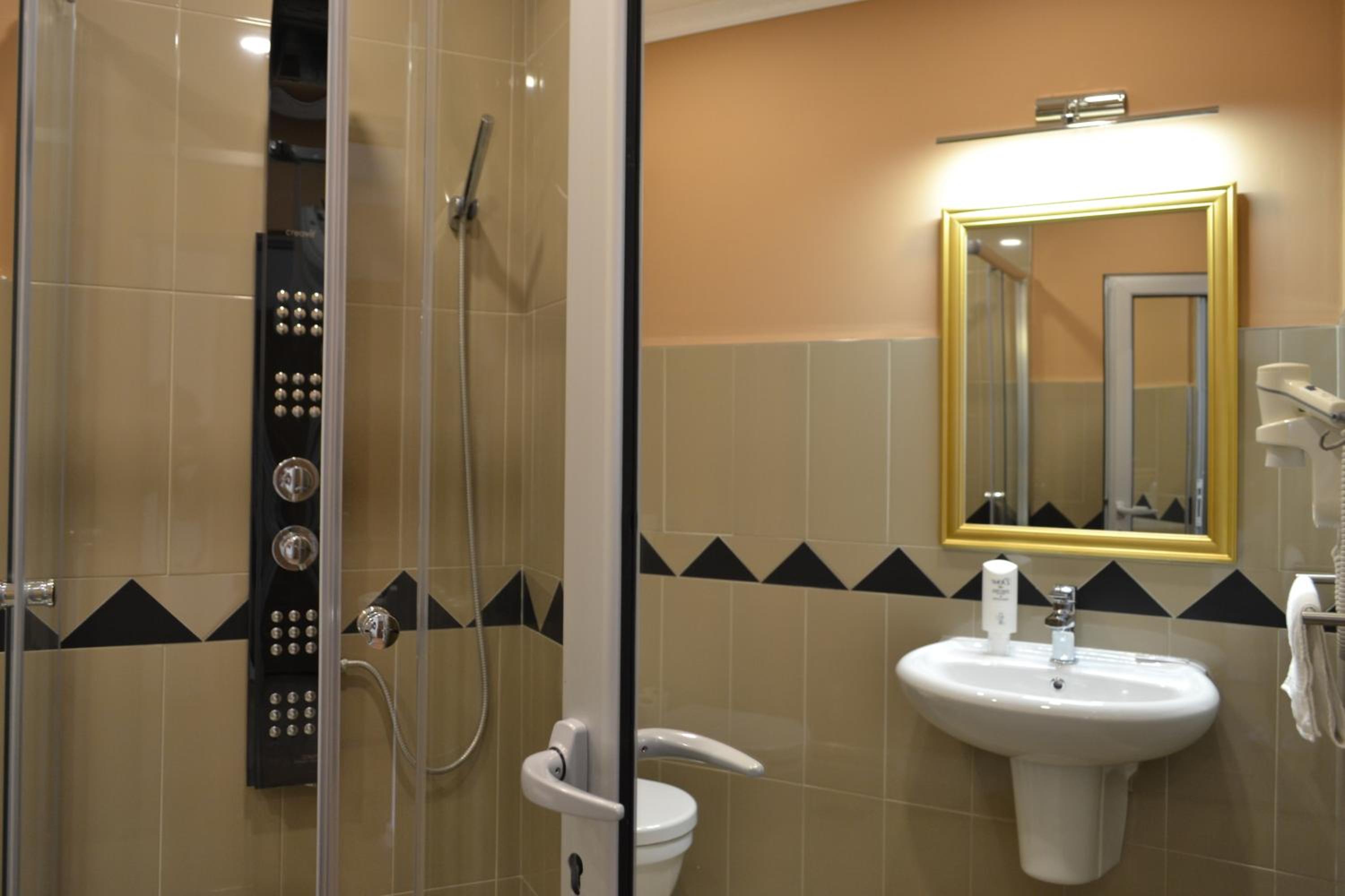 Family Suite with City View - Photo 7