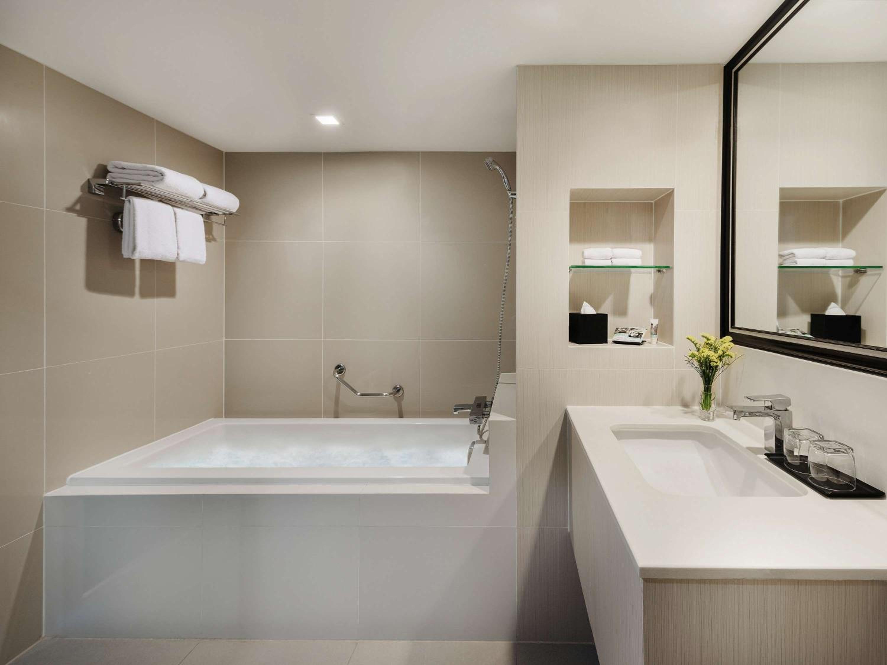 Deluxe Twin Room with Bathtub  photo 2