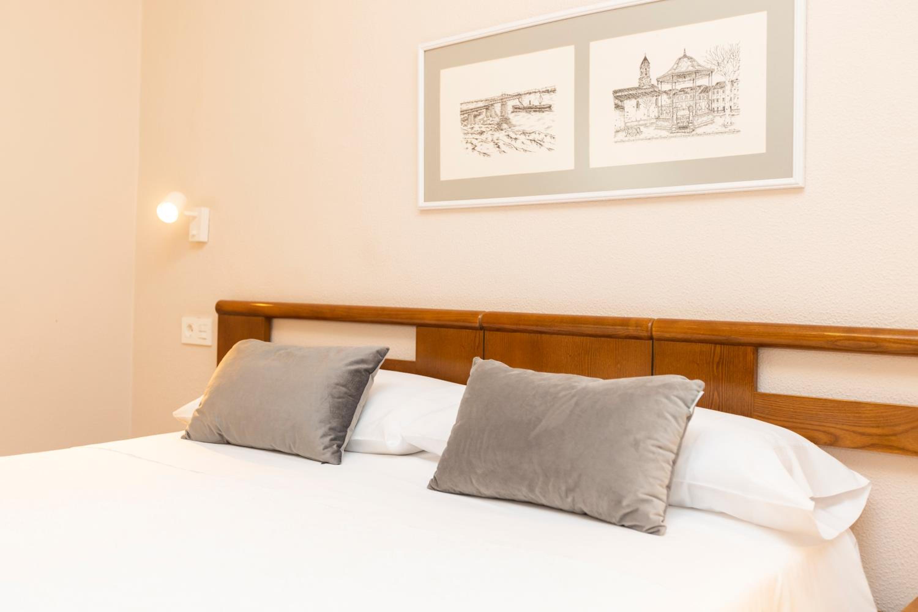 Double Room with Private Bathroom - Photo 2