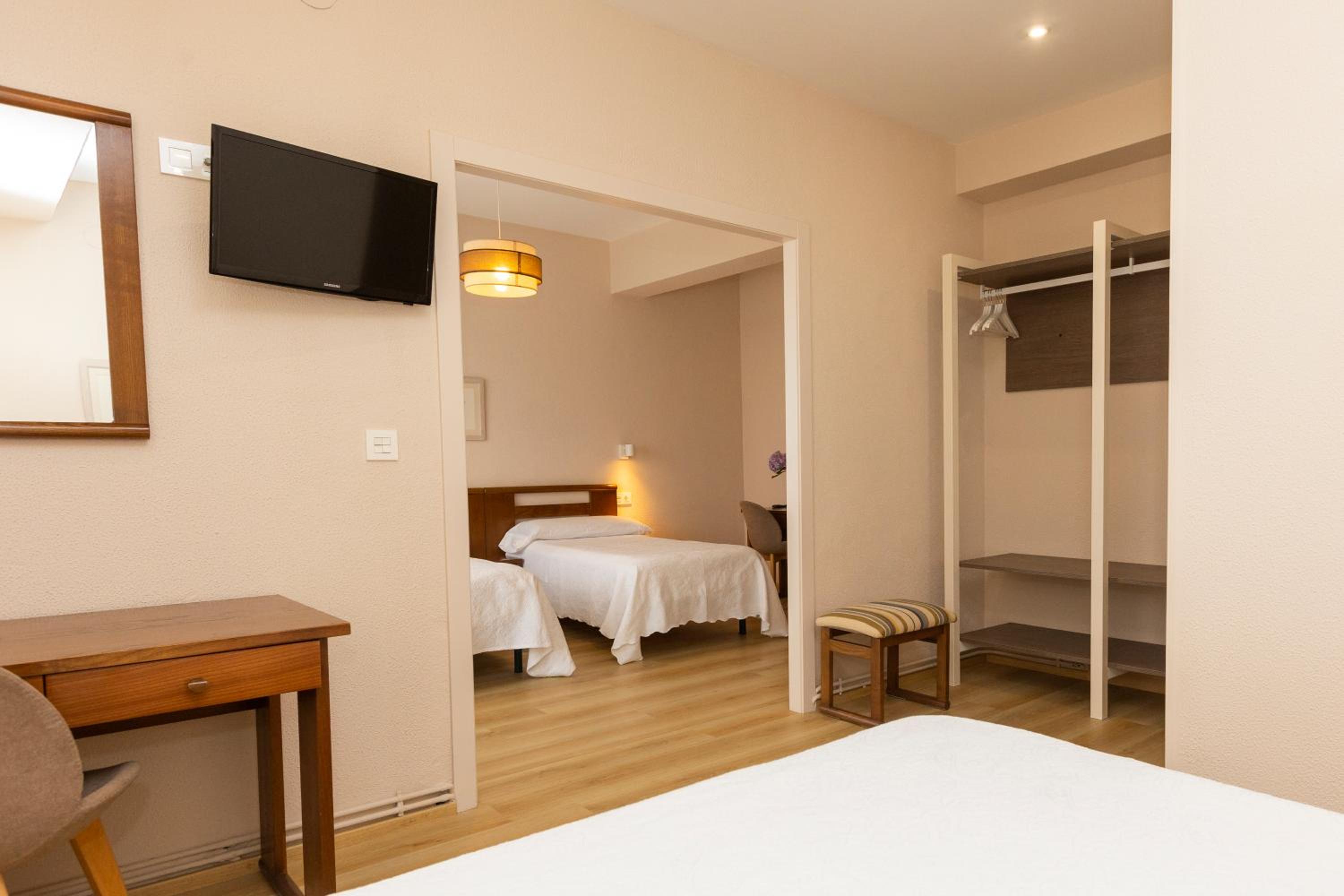 Quadruple Room with Balcony - Photo 10