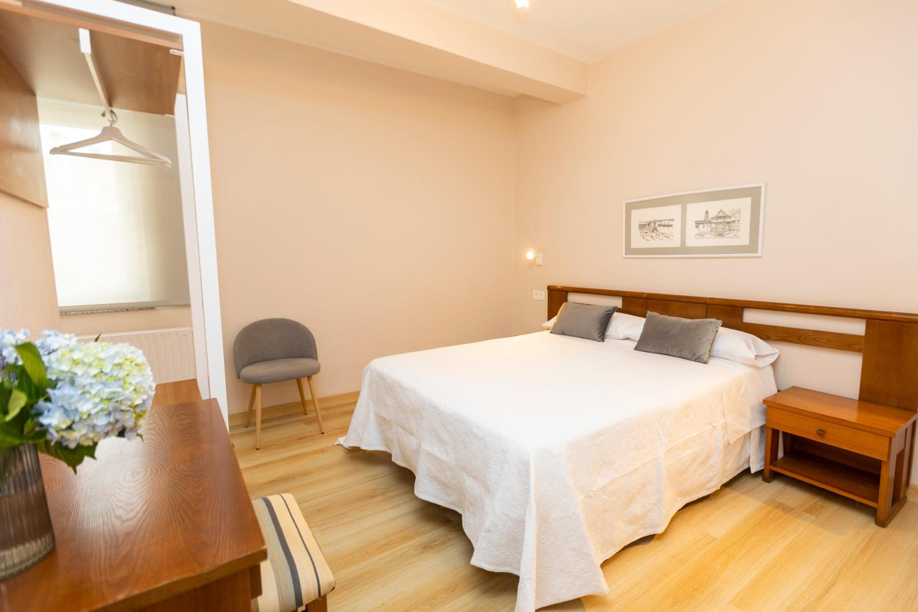 Double Room with Private Bathroom - Photo 3